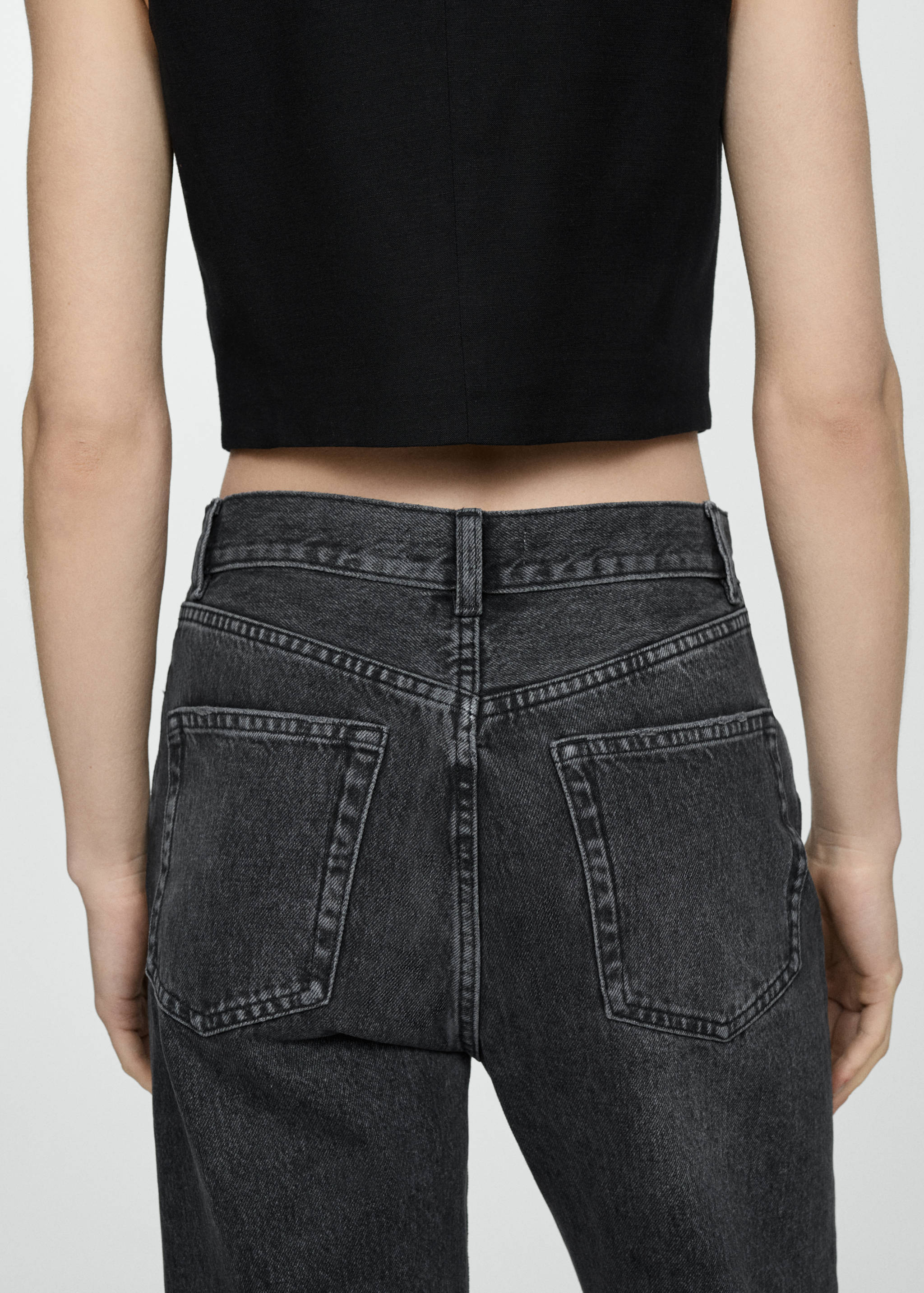 Gerade Jeans mit Vorwärtsnähten - Detail des Artikels 4