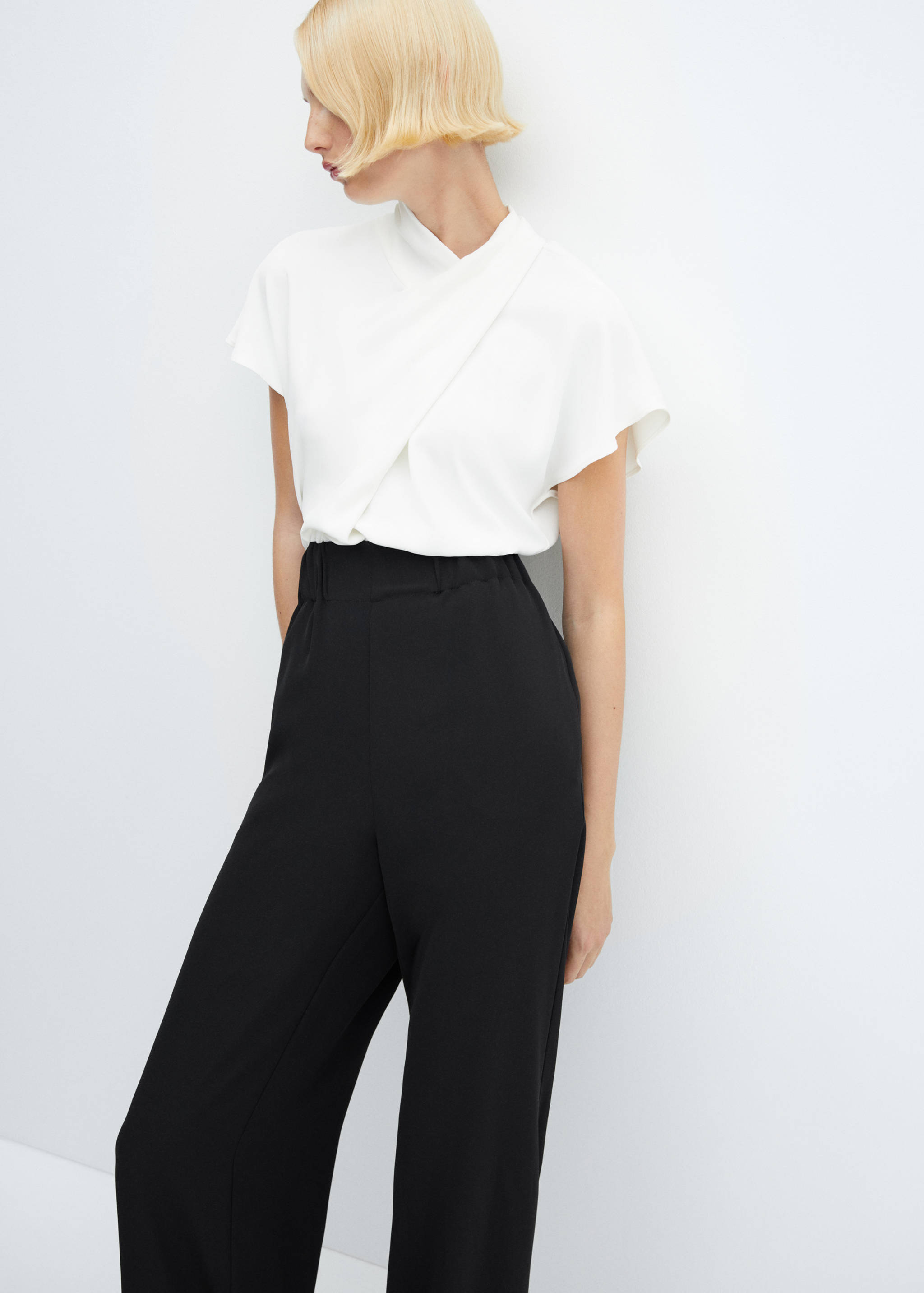 Langer Jumpsuit mit überkreuztem Kragen - Mittlere Ansicht