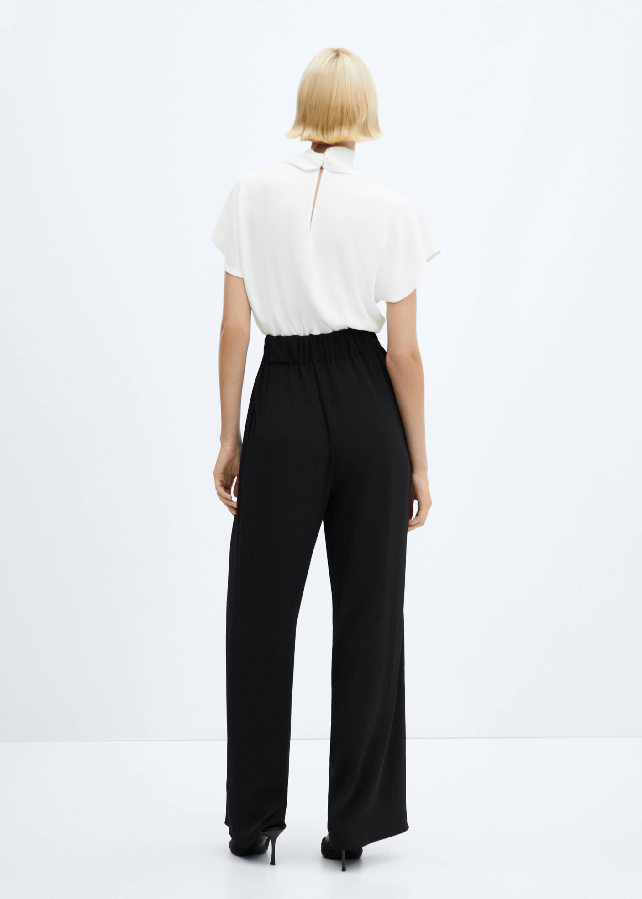 Langer Jumpsuit mit überkreuztem Kragen - Rückseite des Artikels