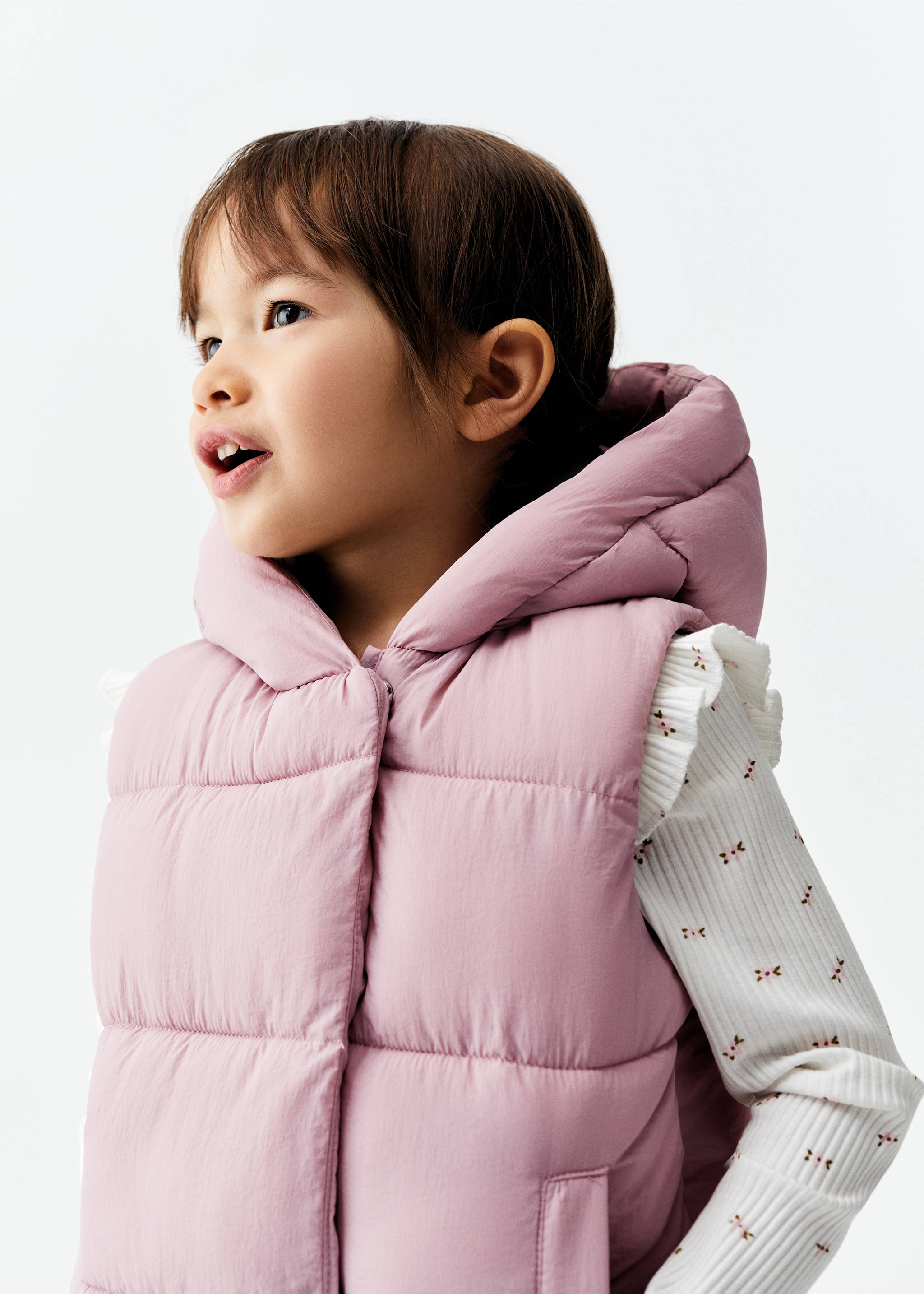 Quilted gilet with hood - Details of the article 1, Pink. Ref: 67080678-00.