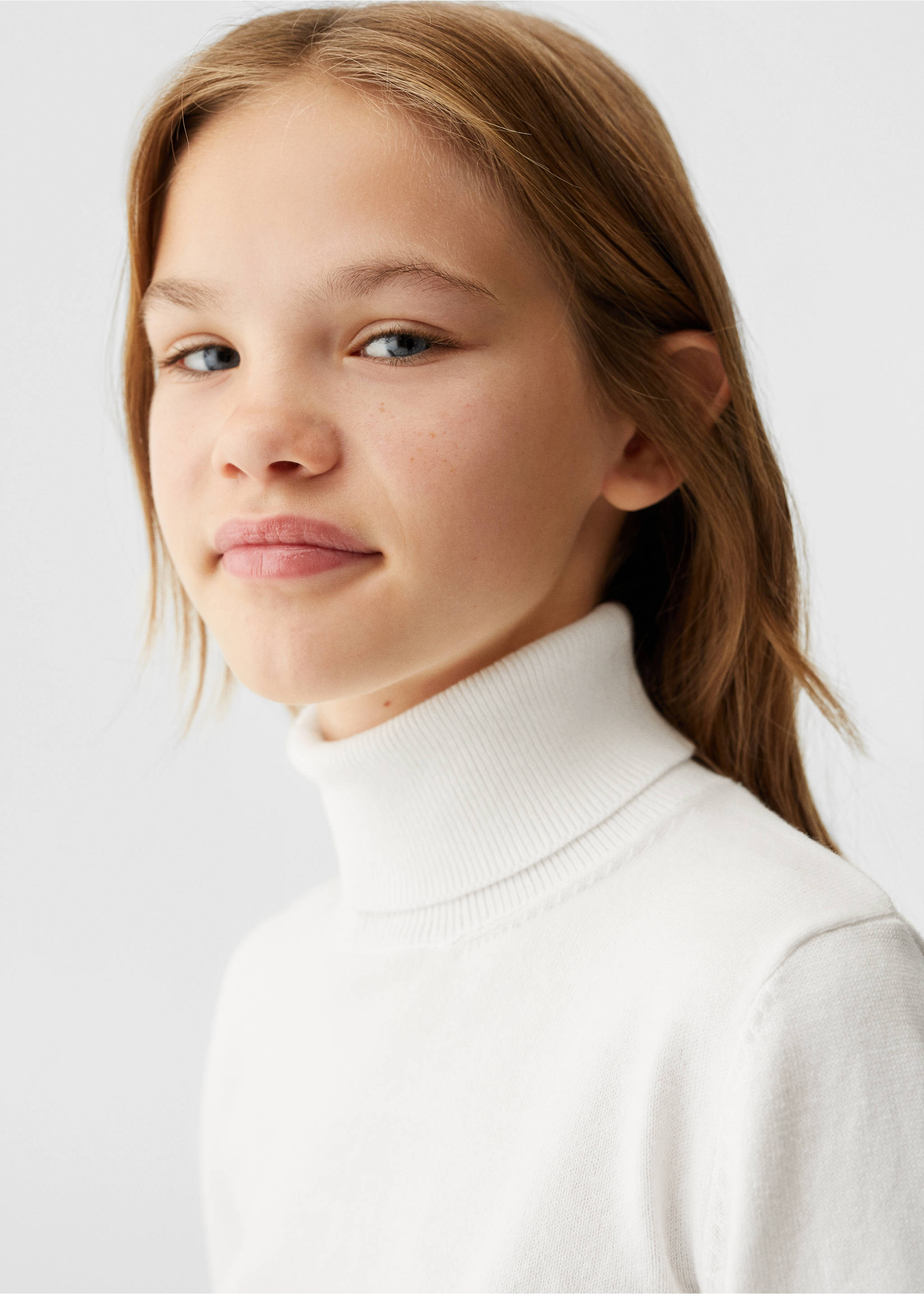 Cable-knit turtleneck sweater - Details of the article 1, Ecru. Ref: 67081505-00.