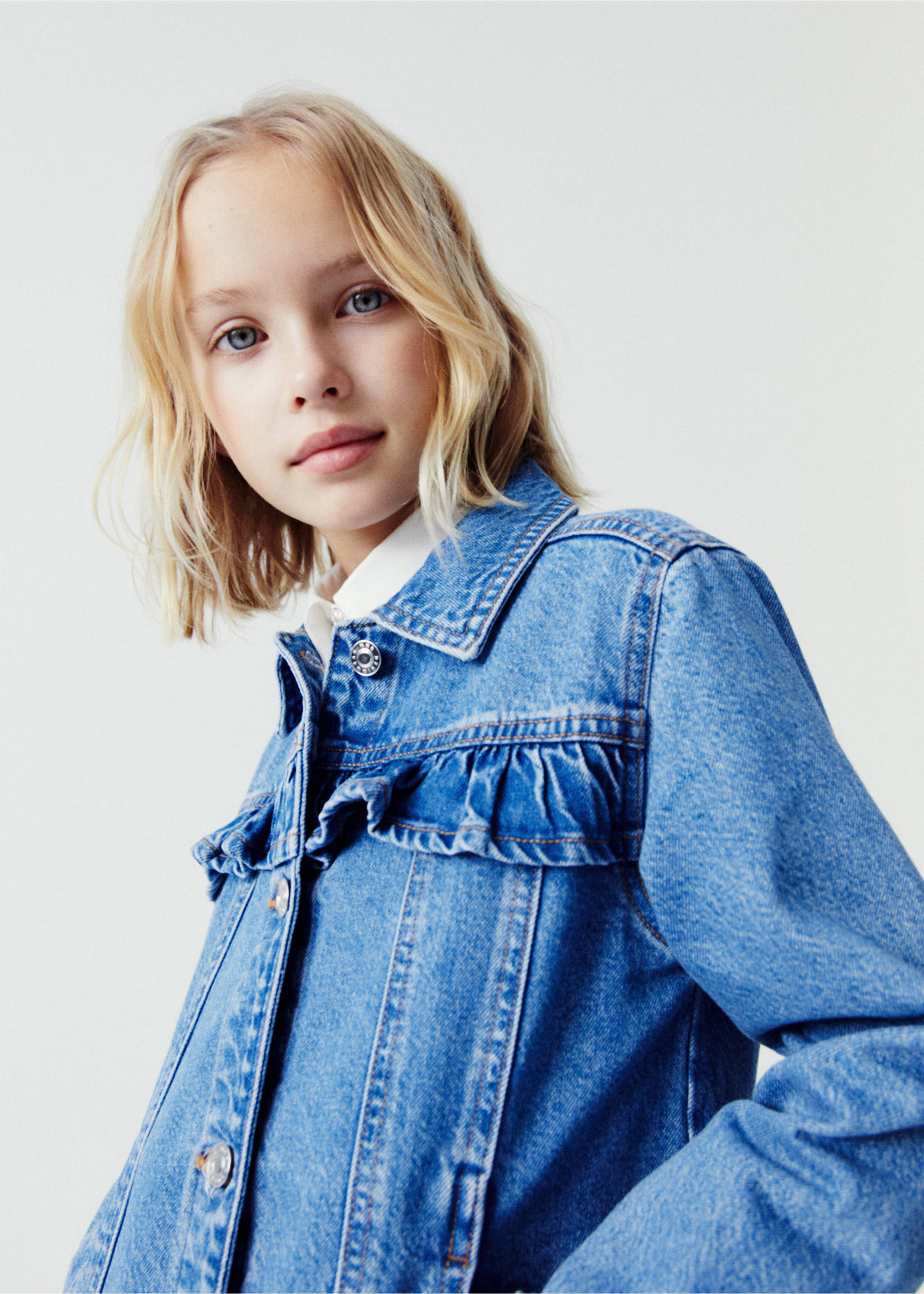 Jeansjacke mit Rüschen - Detail des Artikels 5, Mittelblau. Ref: 67083688-00.