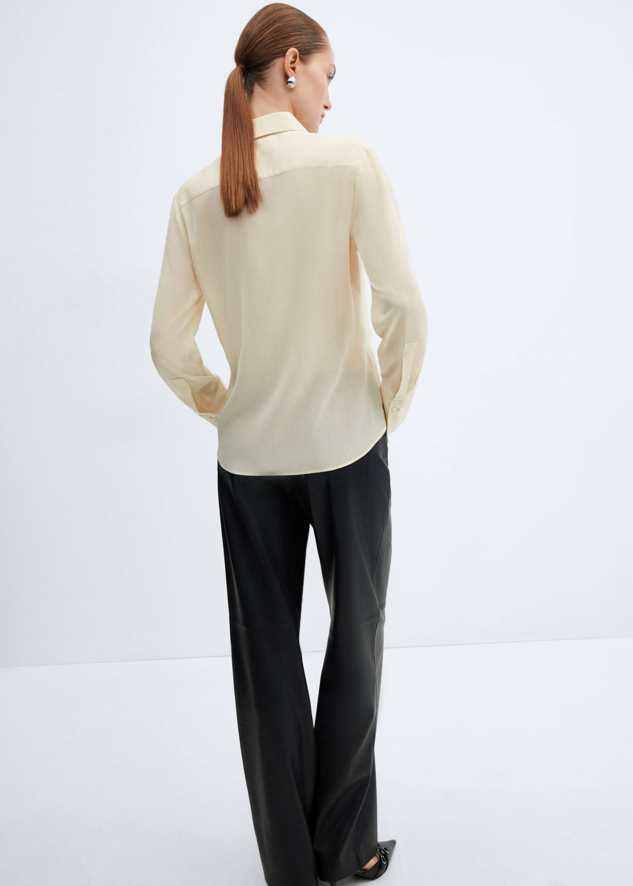 Soepelvallende blouse met knopen - Achterkant van het artikel