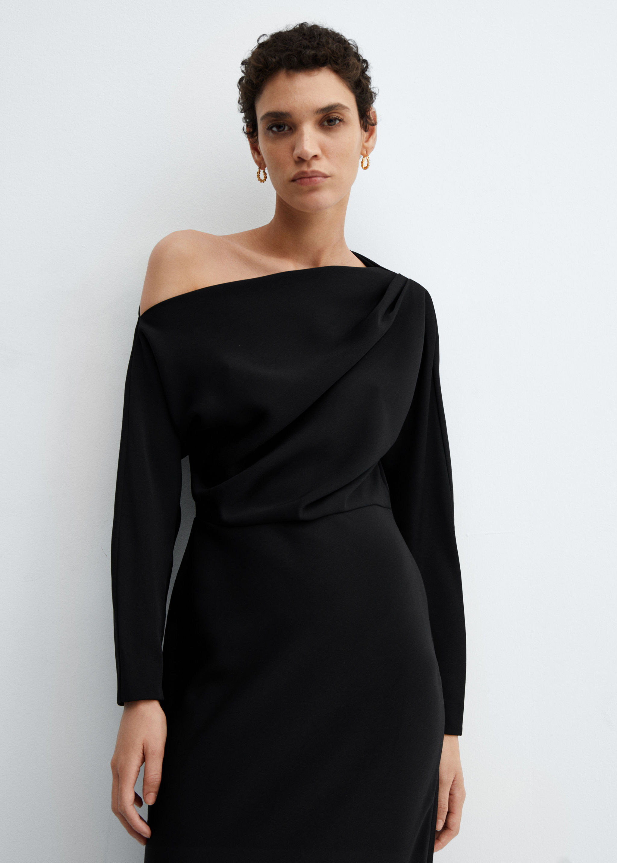 Robe asymétrique ouverture - Plan moyen