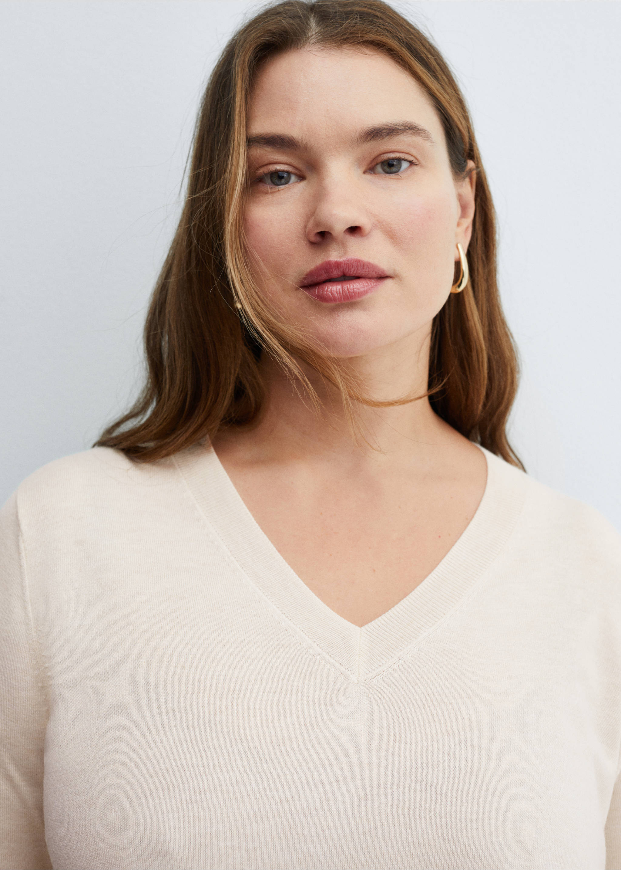 V-neck knit sweater - Details of the article 4, Ecru. Ref: 67084047-00.