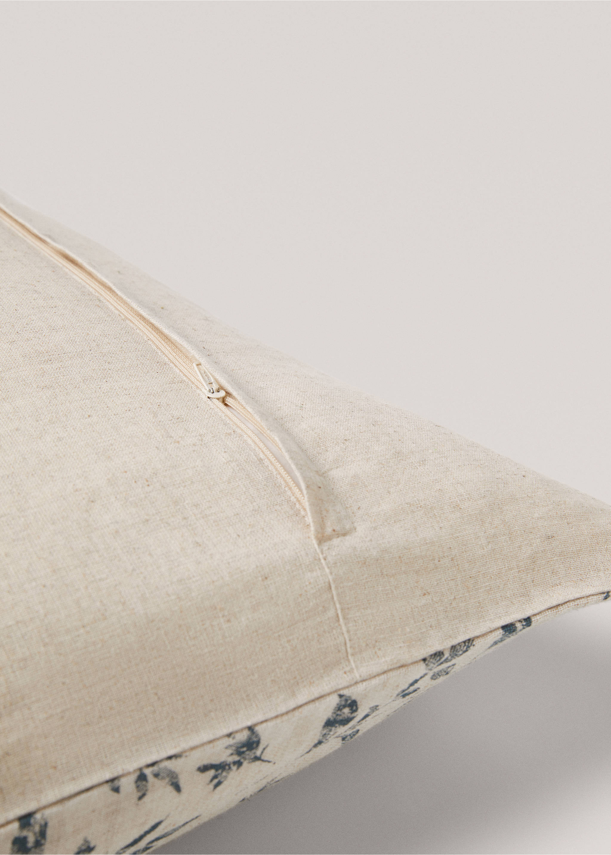 Housse de coussin coton lin fleurs 70x90 cm - Détail de l'article 2, Sable. Ref: 67084057-00.