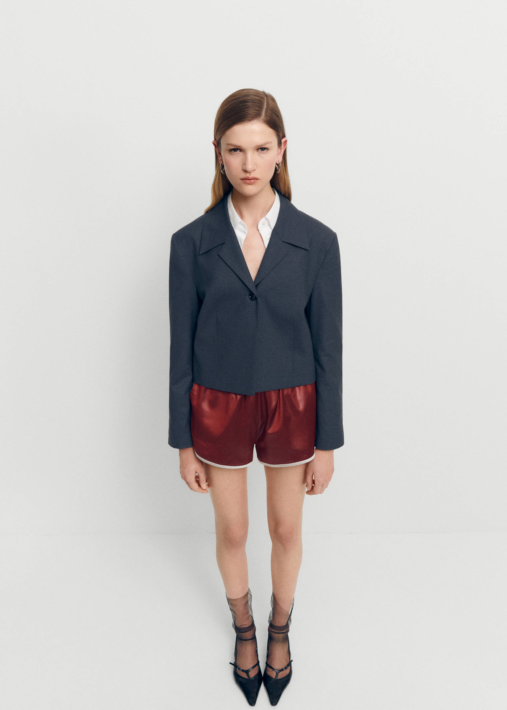 Calções acetinados com cintura elástica - Plano geral