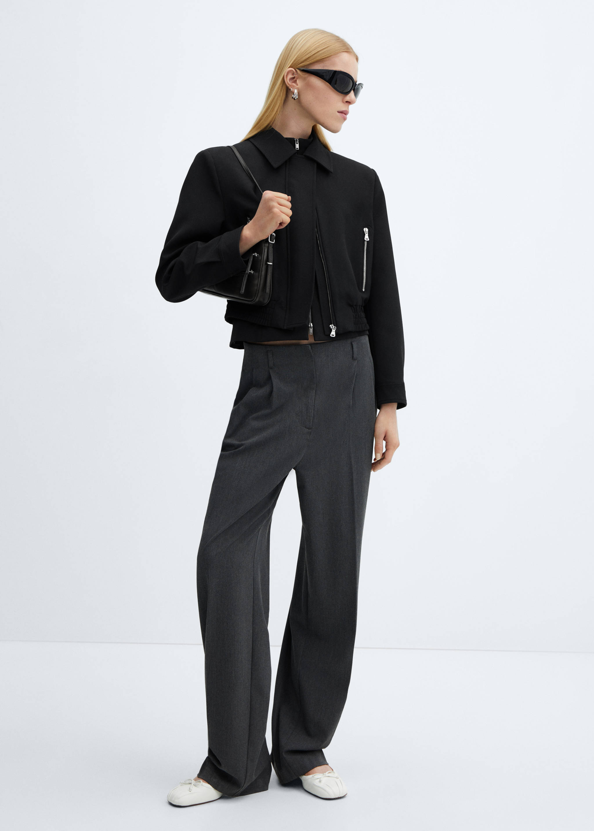 Casaco cropped com chumaços - Plano geral