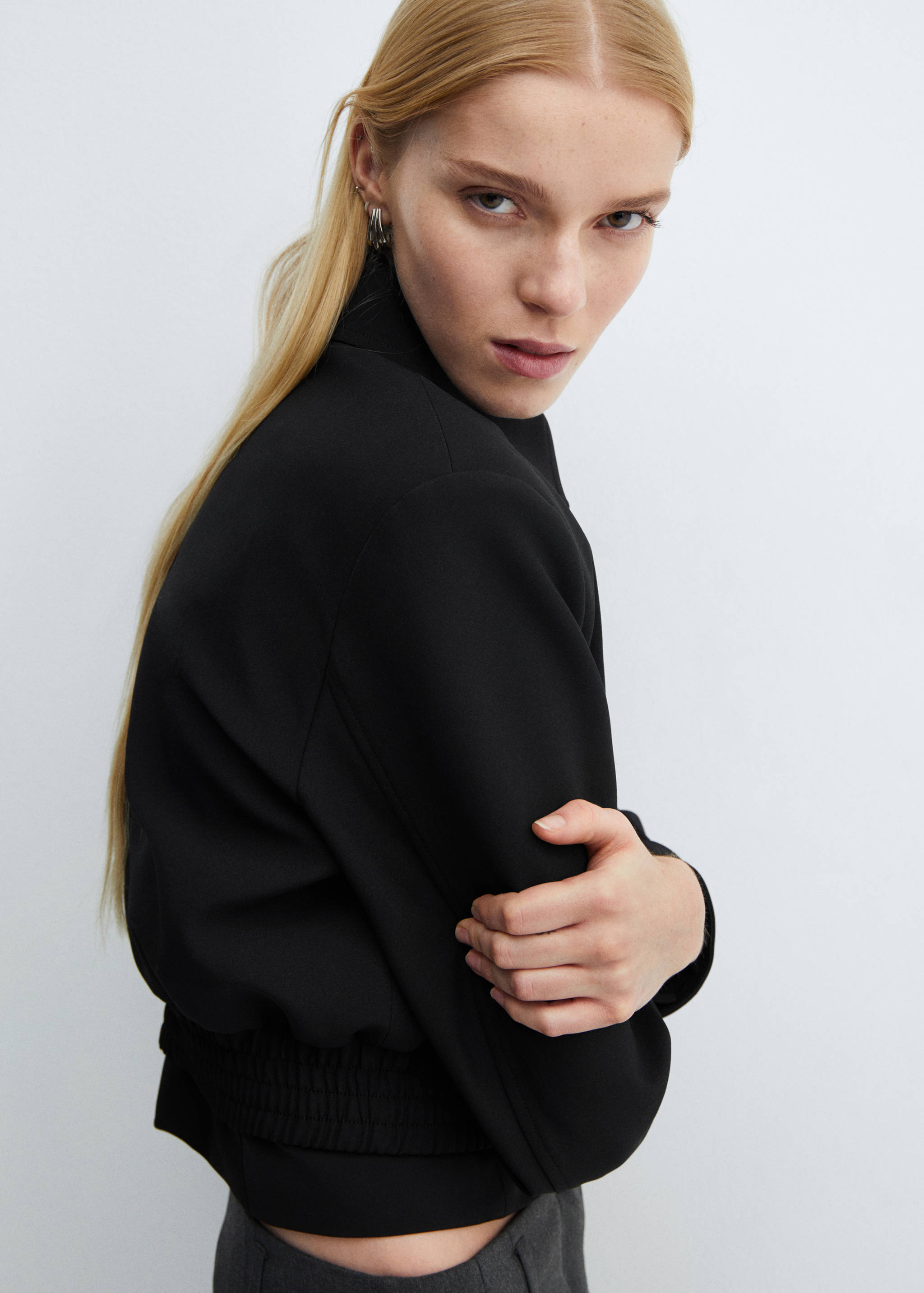 Casaco cropped com chumaços - Pormenor do artigo 1