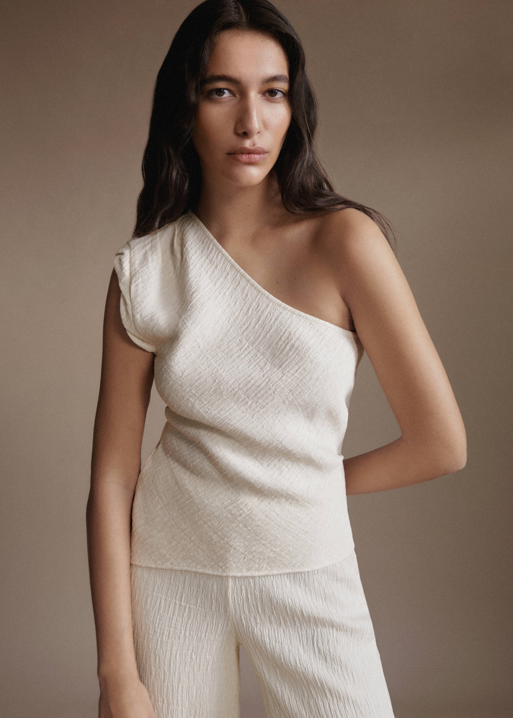 Asymmetrical textured top - Details of the article 6