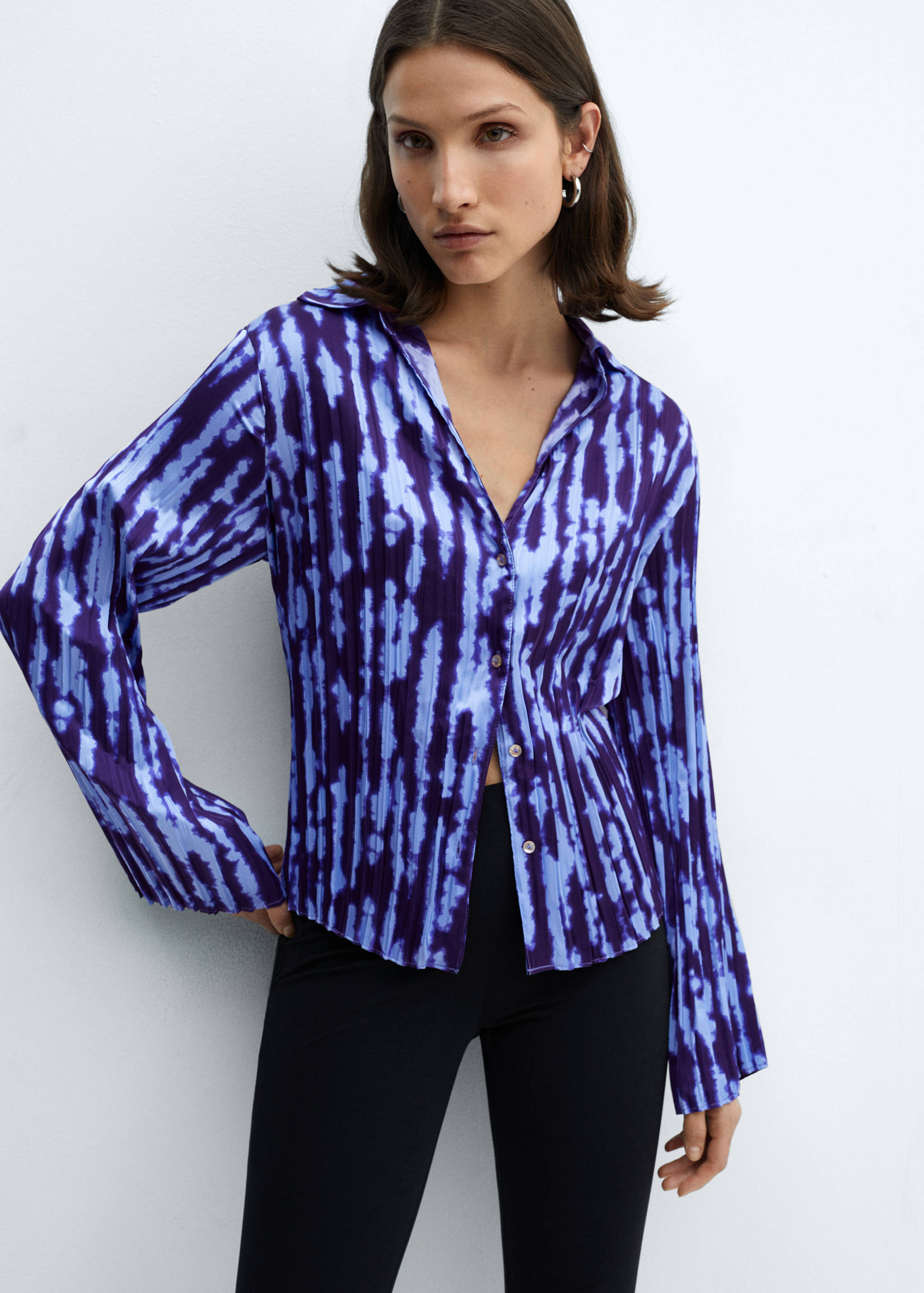 Mönstrad smockad skjorta - Bild av mittparti