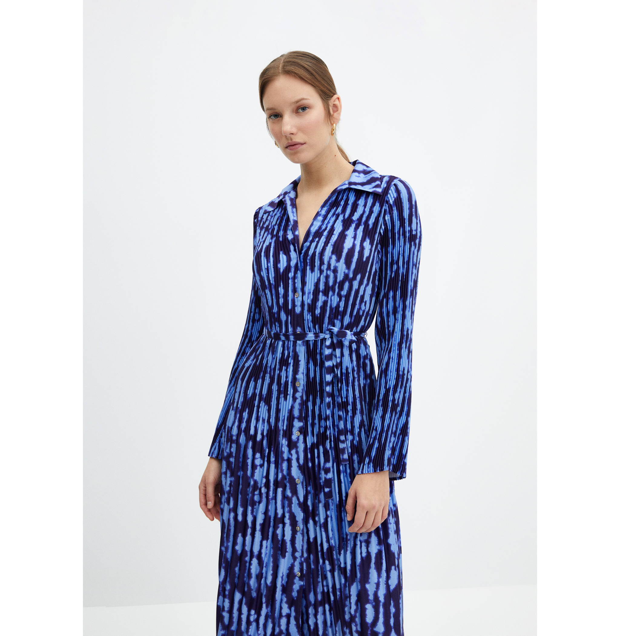 Hemdkleid mit Gürtel - Mittlere Ansicht