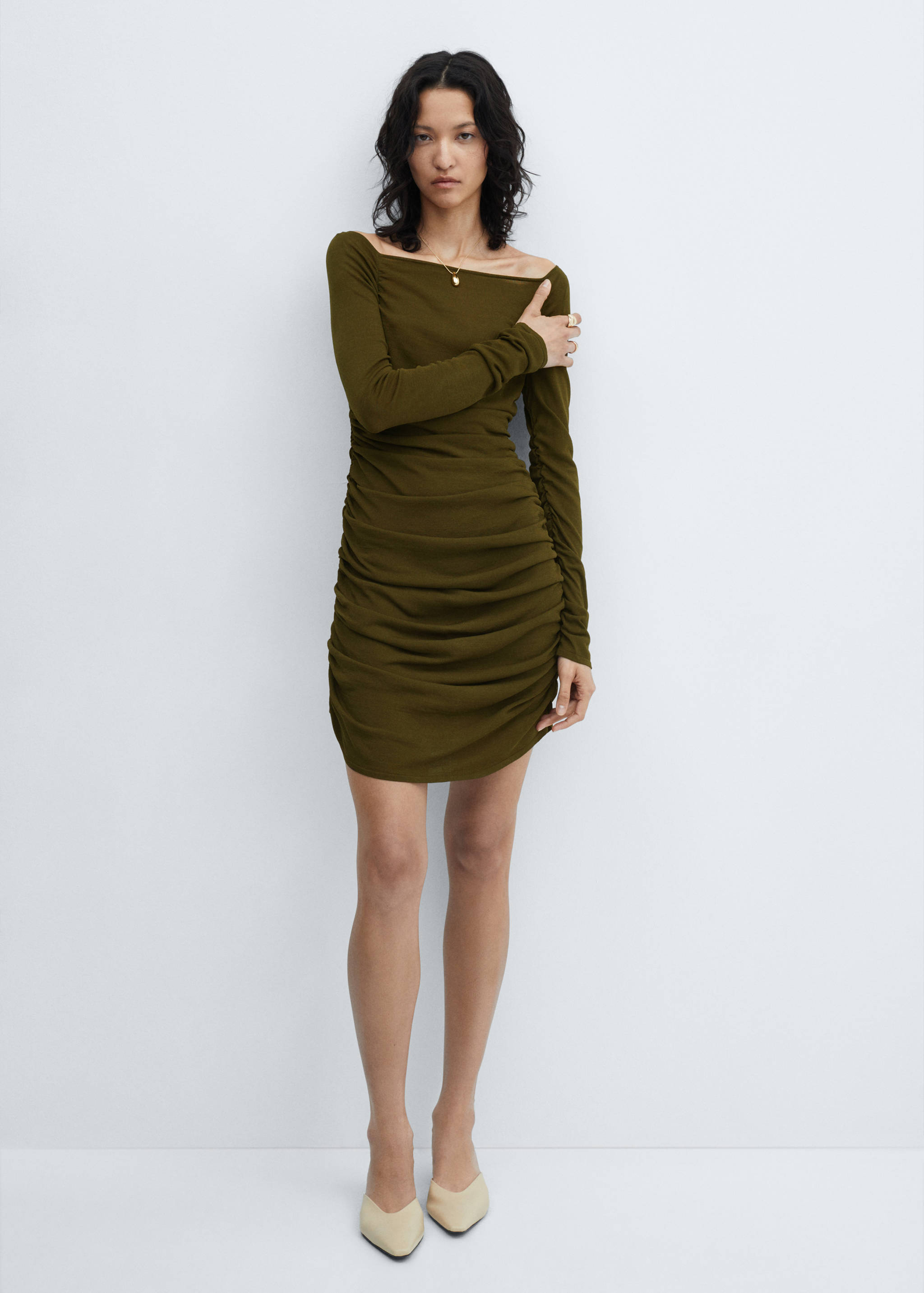 Gerafftes Kleid mit eckigem Ausschnitt - Allgemeine Ansicht