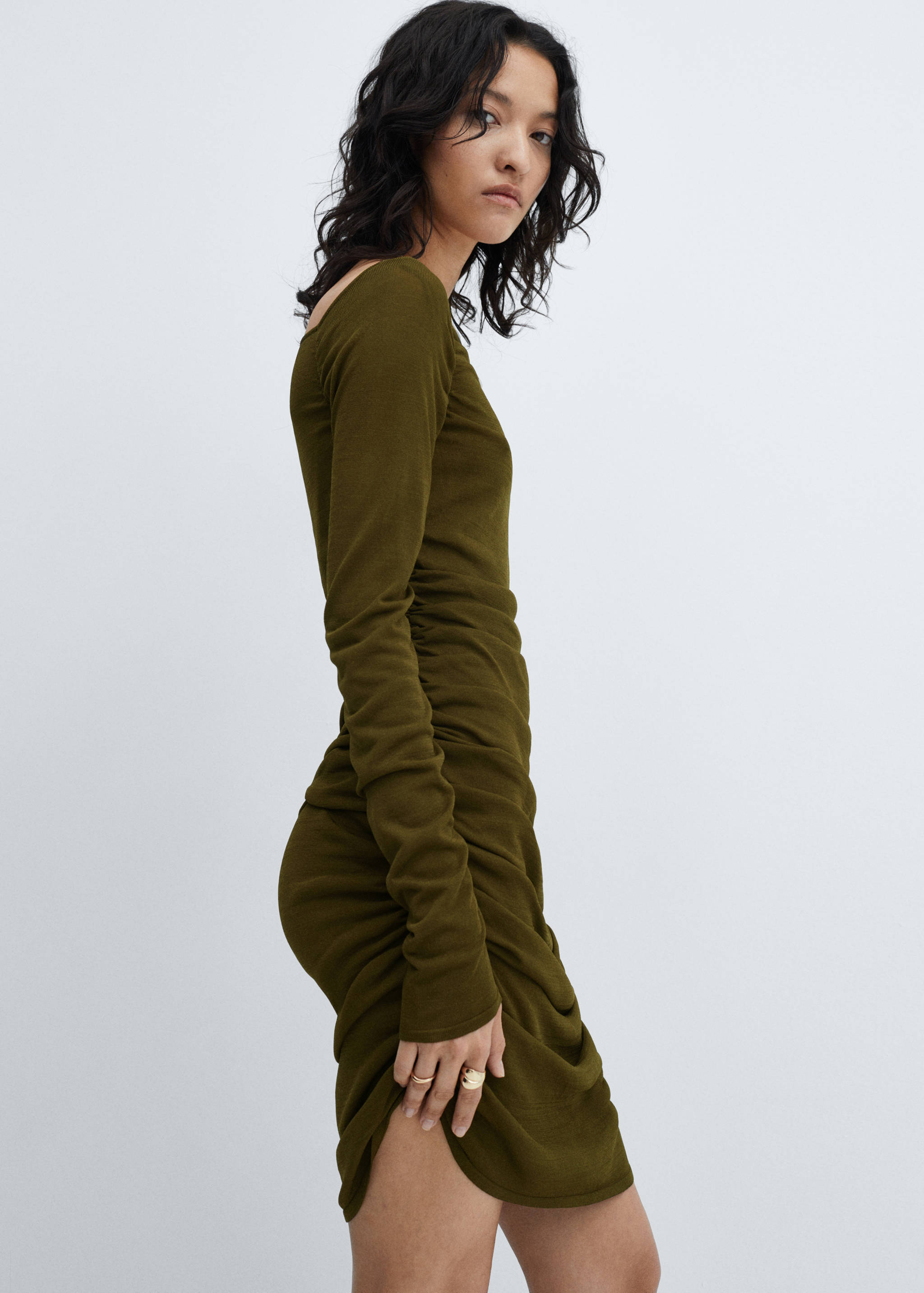 Gerafftes Kleid mit eckigem Ausschnitt - Mittlere Ansicht