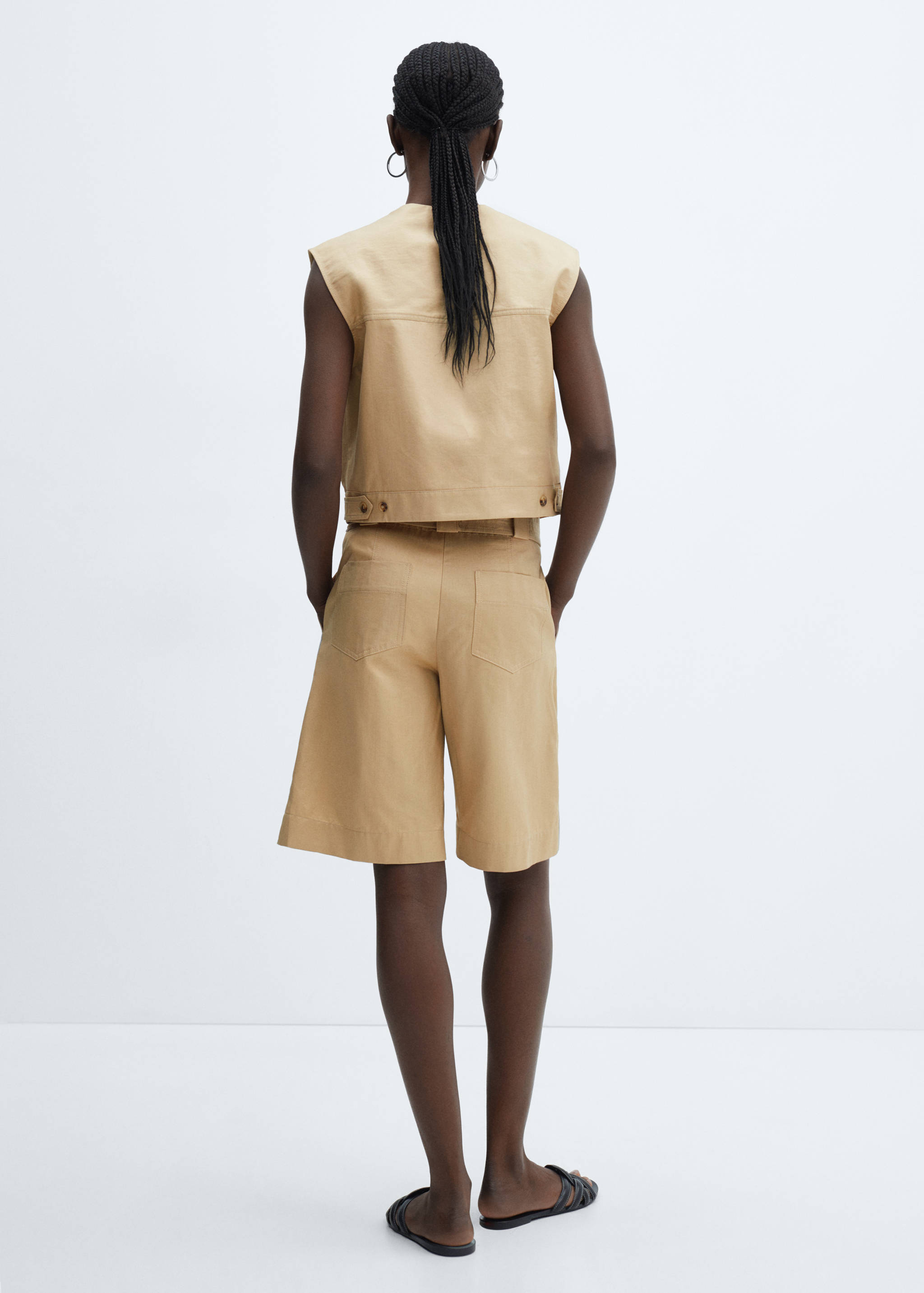 Bermuda shorts with pleat detail - Reverse of the article