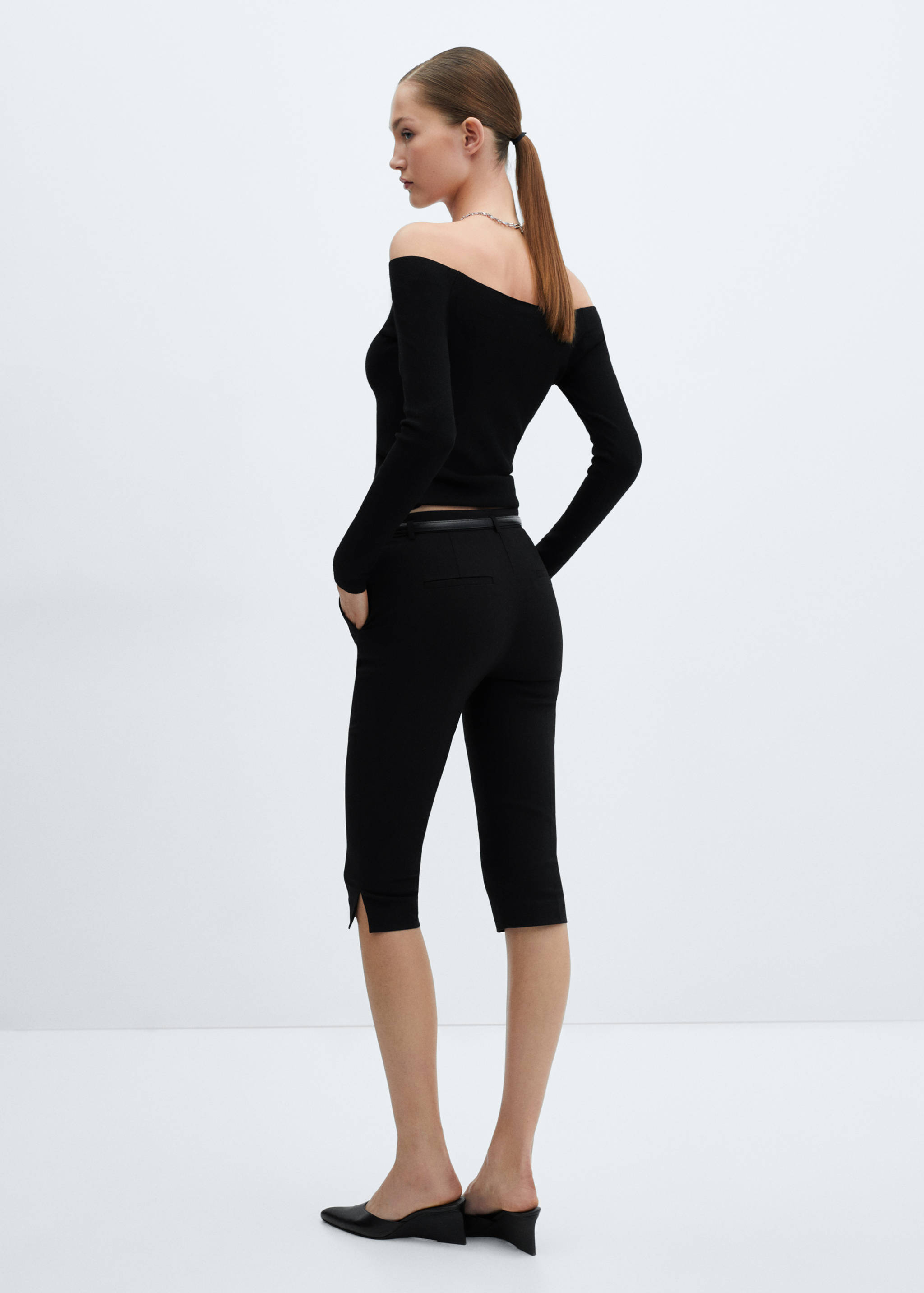 Capri trousers with belt - Reverse of the article