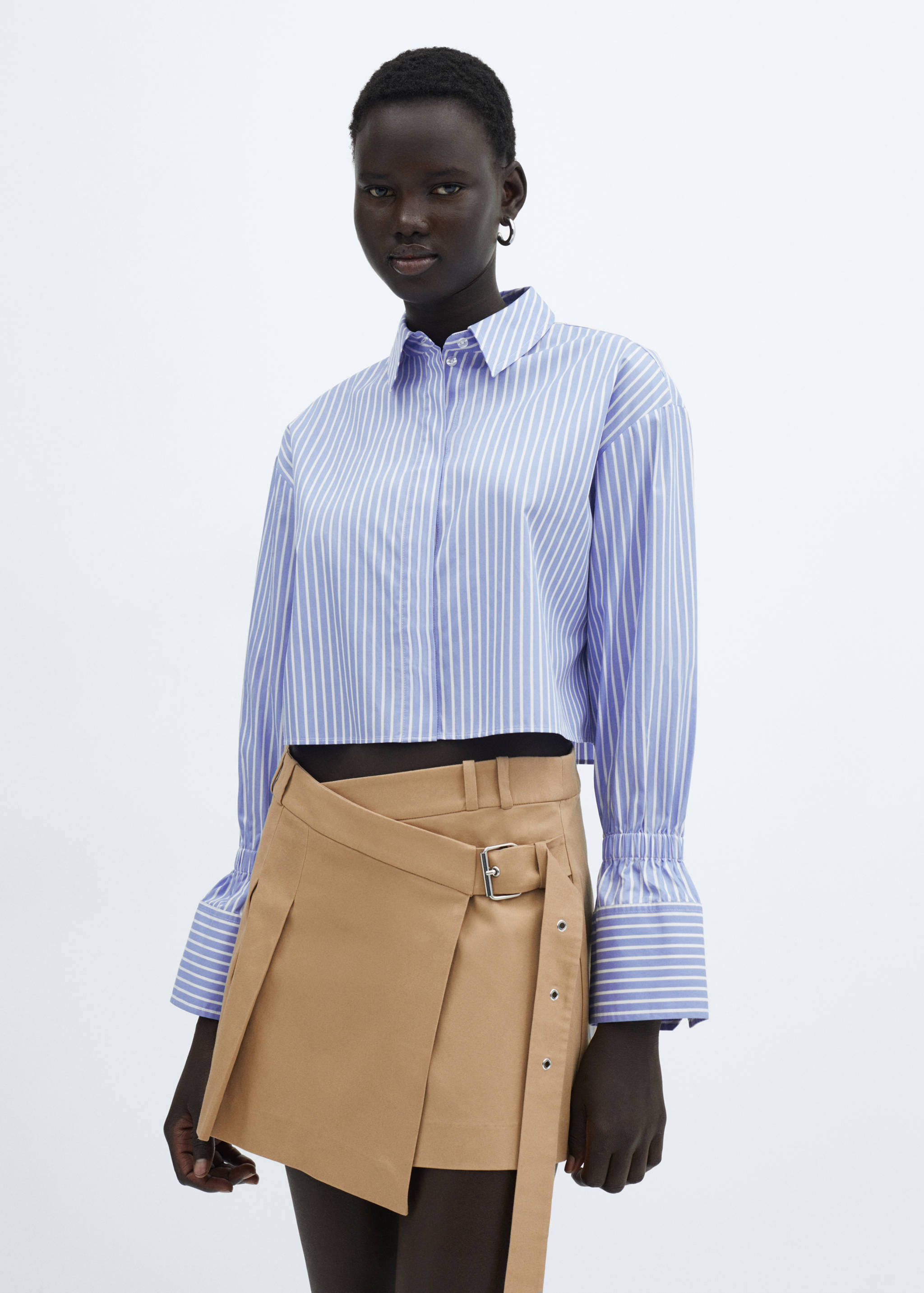 Skjørt med folder og spenne - Halvtotal bildeutsnitt