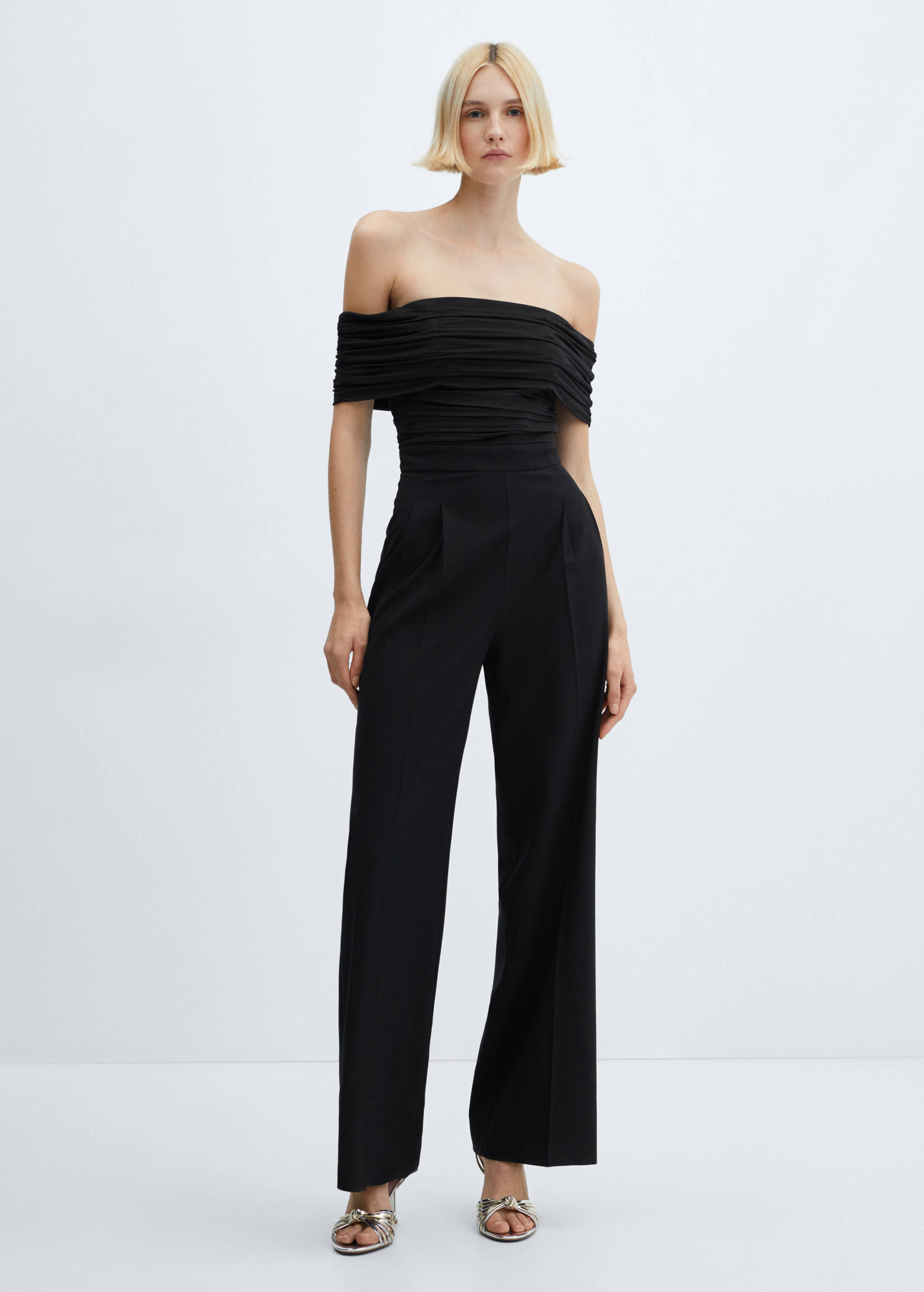 Schulterfreier Jumpsuit mit Raffdetail - Allgemeine Ansicht