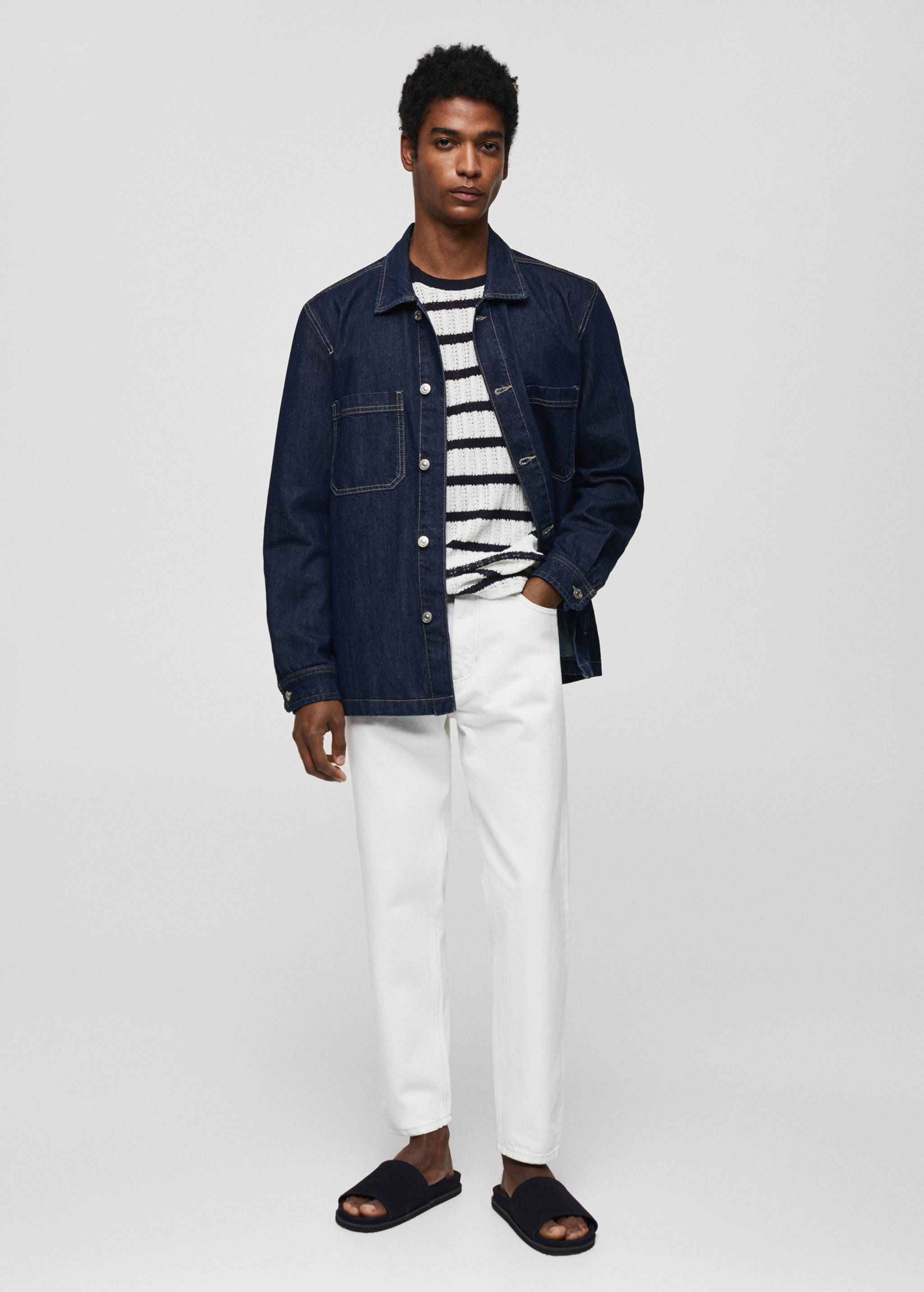 Sobrecamisa de ganga com bolsos - Plano geral