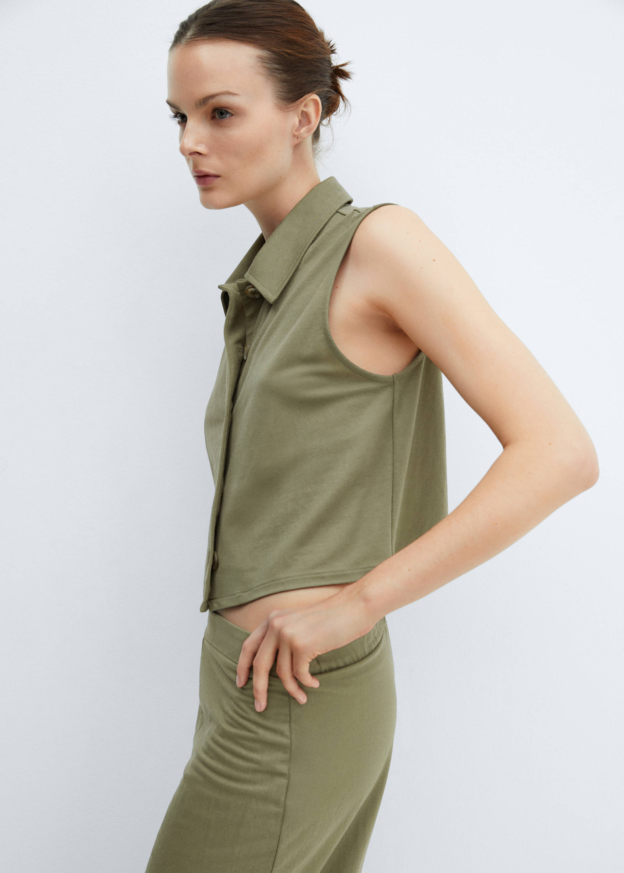 Shirt-collar vest - Details of the article 1