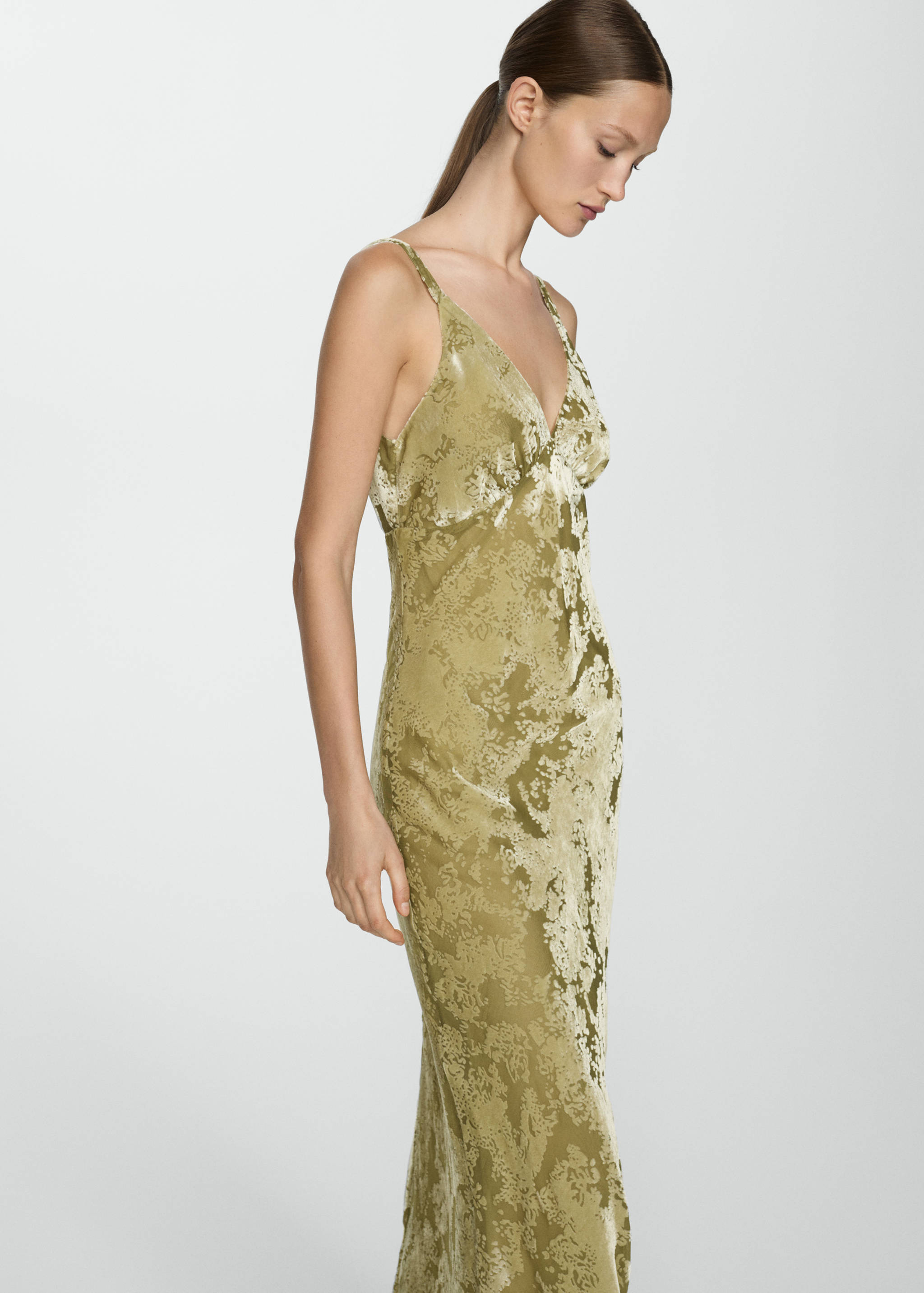 Dlouhé šaty se sametovými detaily - Náhled ve středové rovině