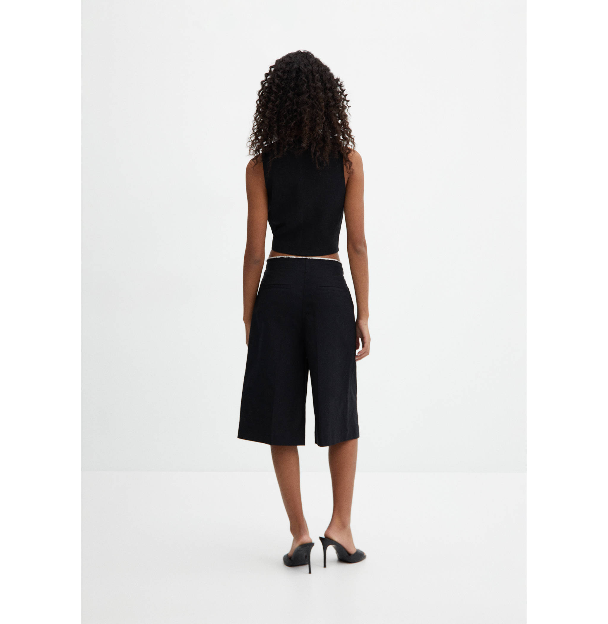 Bermuda shorts with contrast trim - Reverse of the article