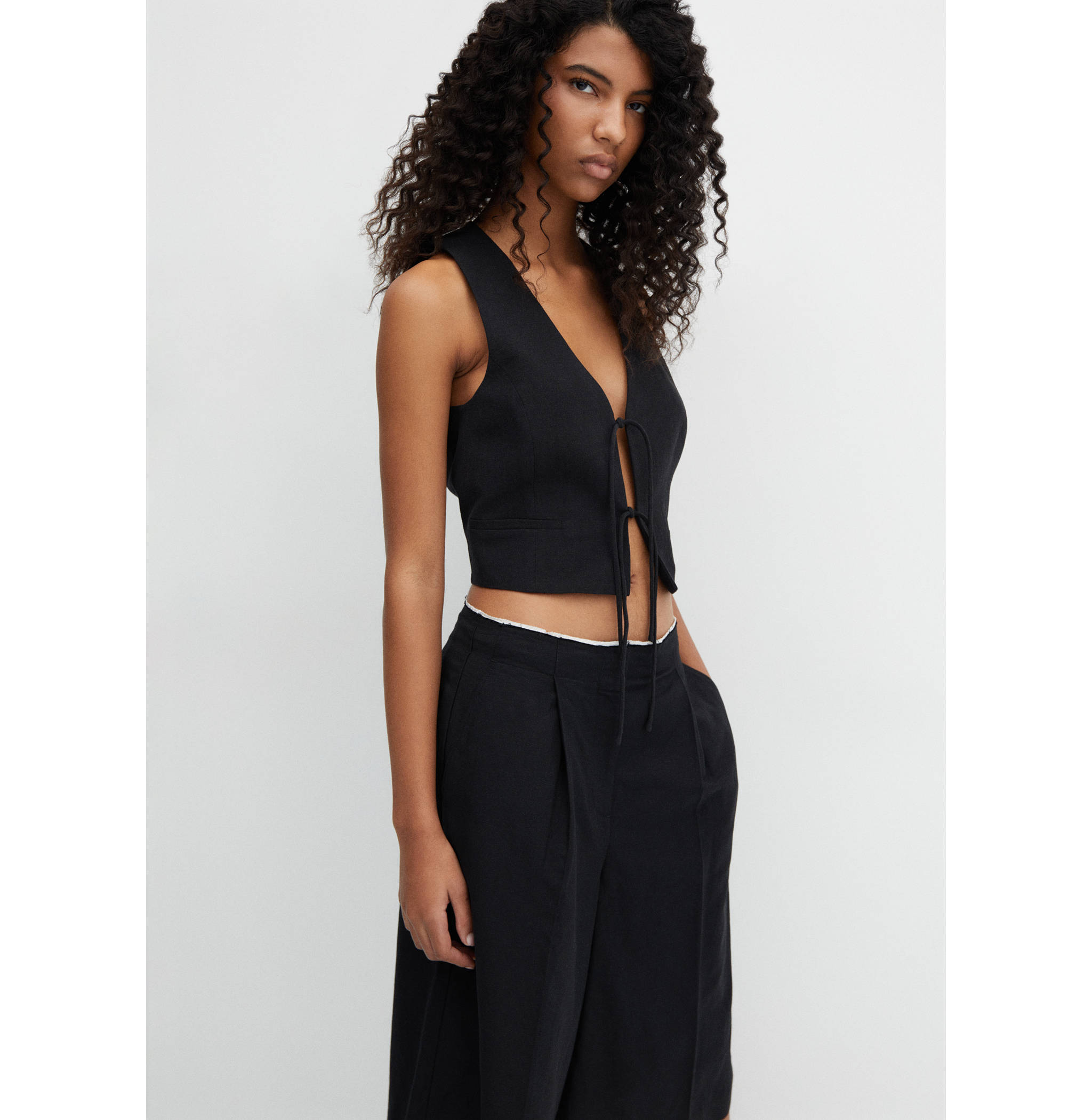 Bermuda shorts with contrast trim - Details of the article 1