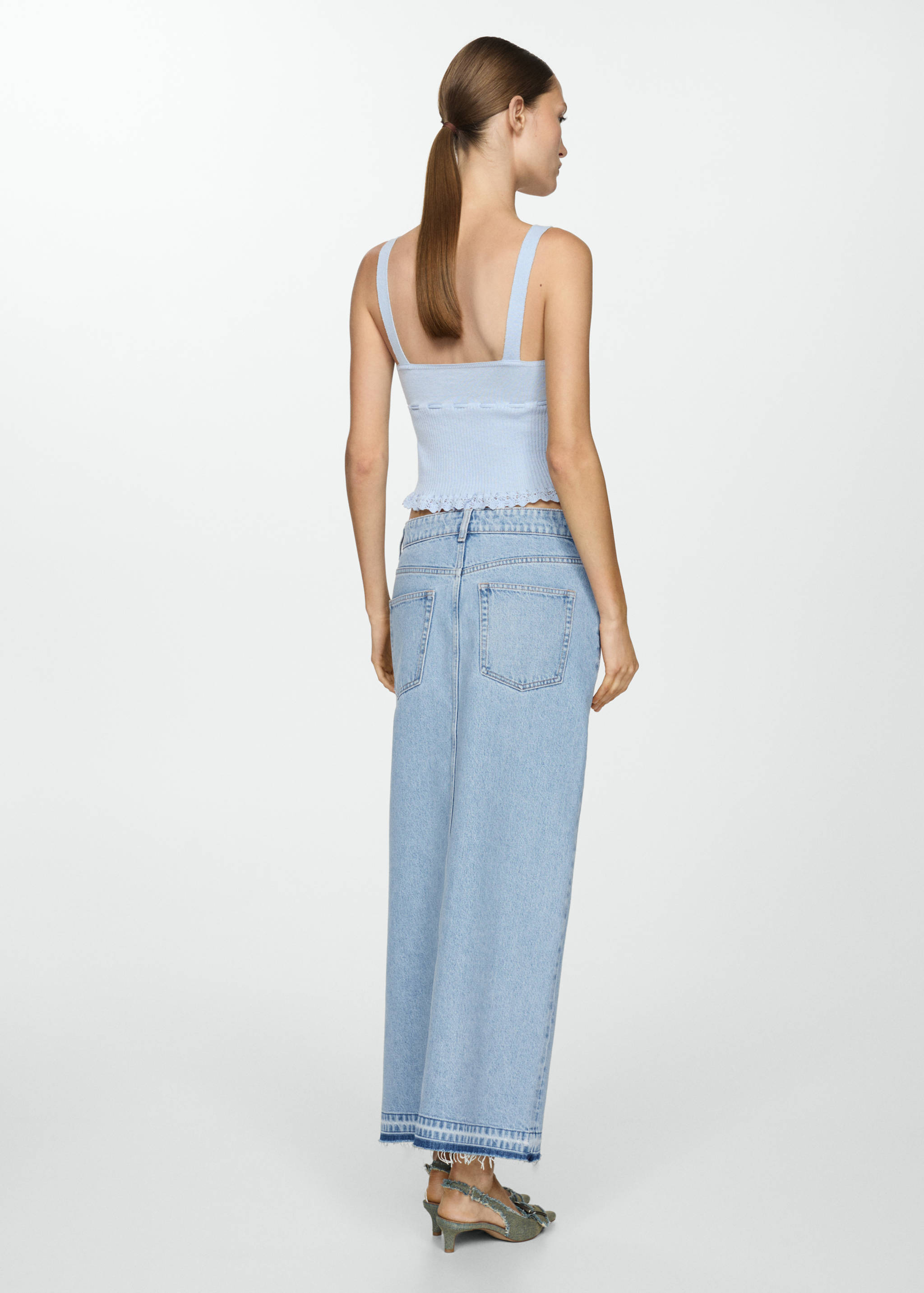 Spijkerrok met gerafelde zoom - Achterkant van het artikel