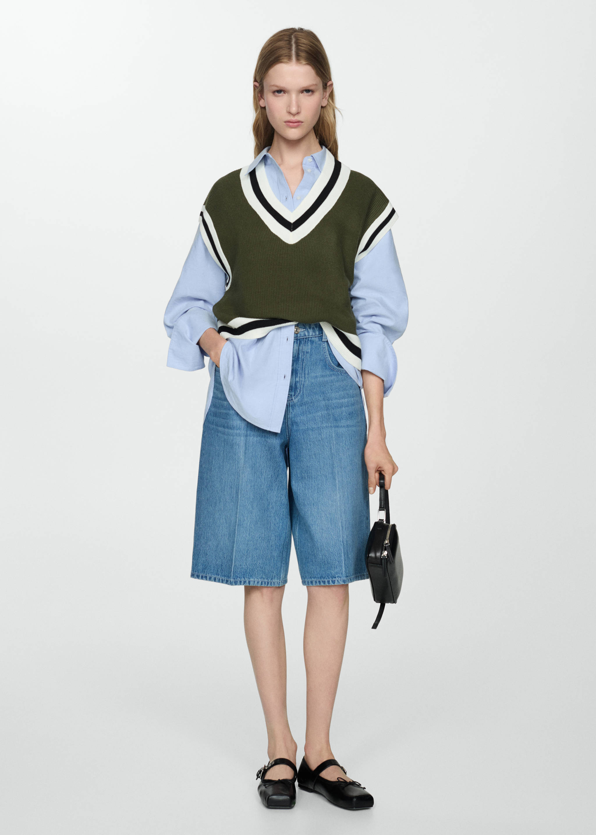 Chaleco cuello pico contraste - Plano general