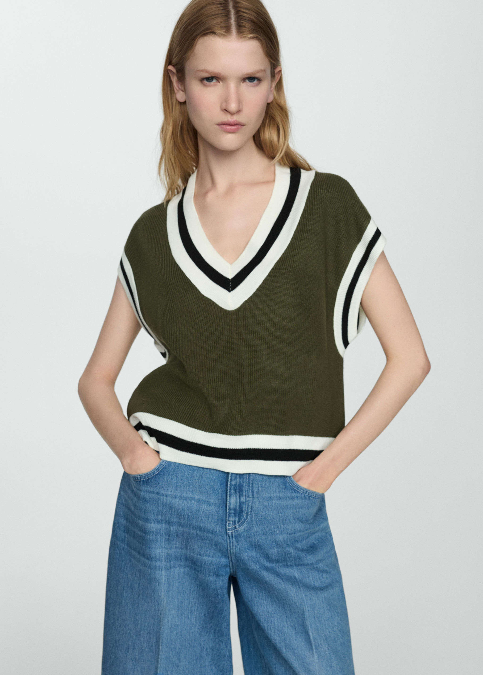 Contrast V-neck gilet - Medium plane