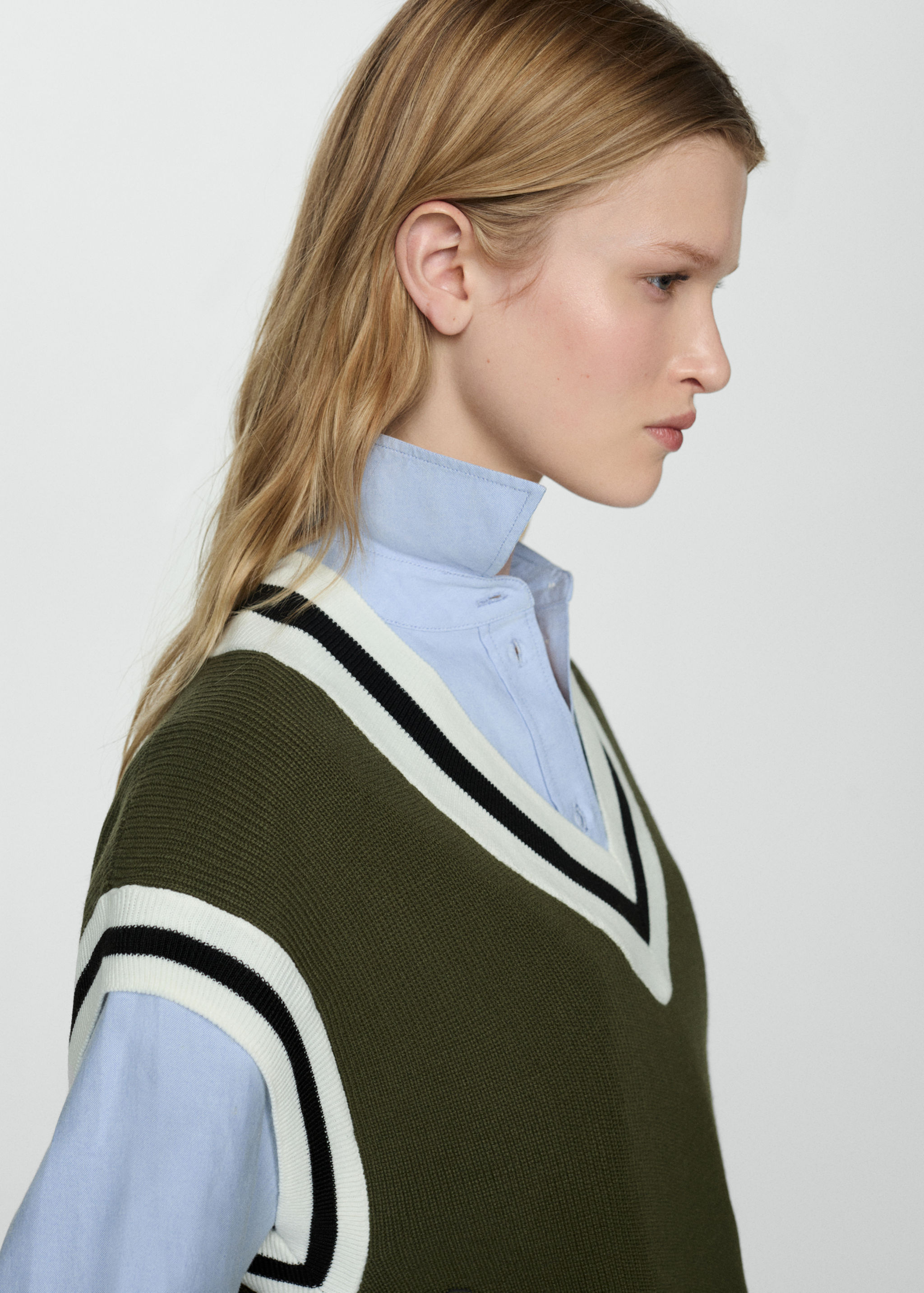 Contrast V-neck gilet - Details of the article 1