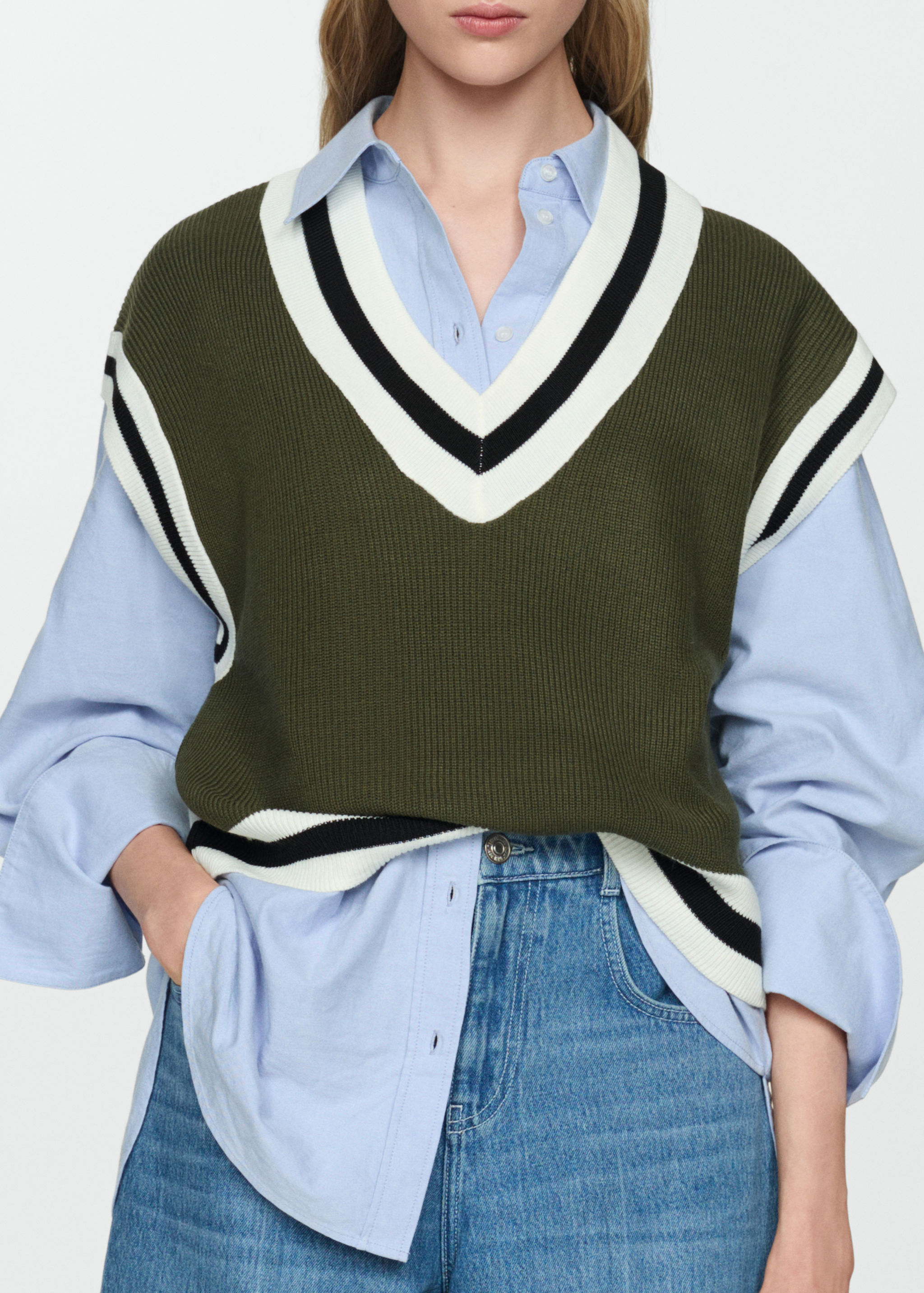 Contrast V-neck gilet - Details of the article 6