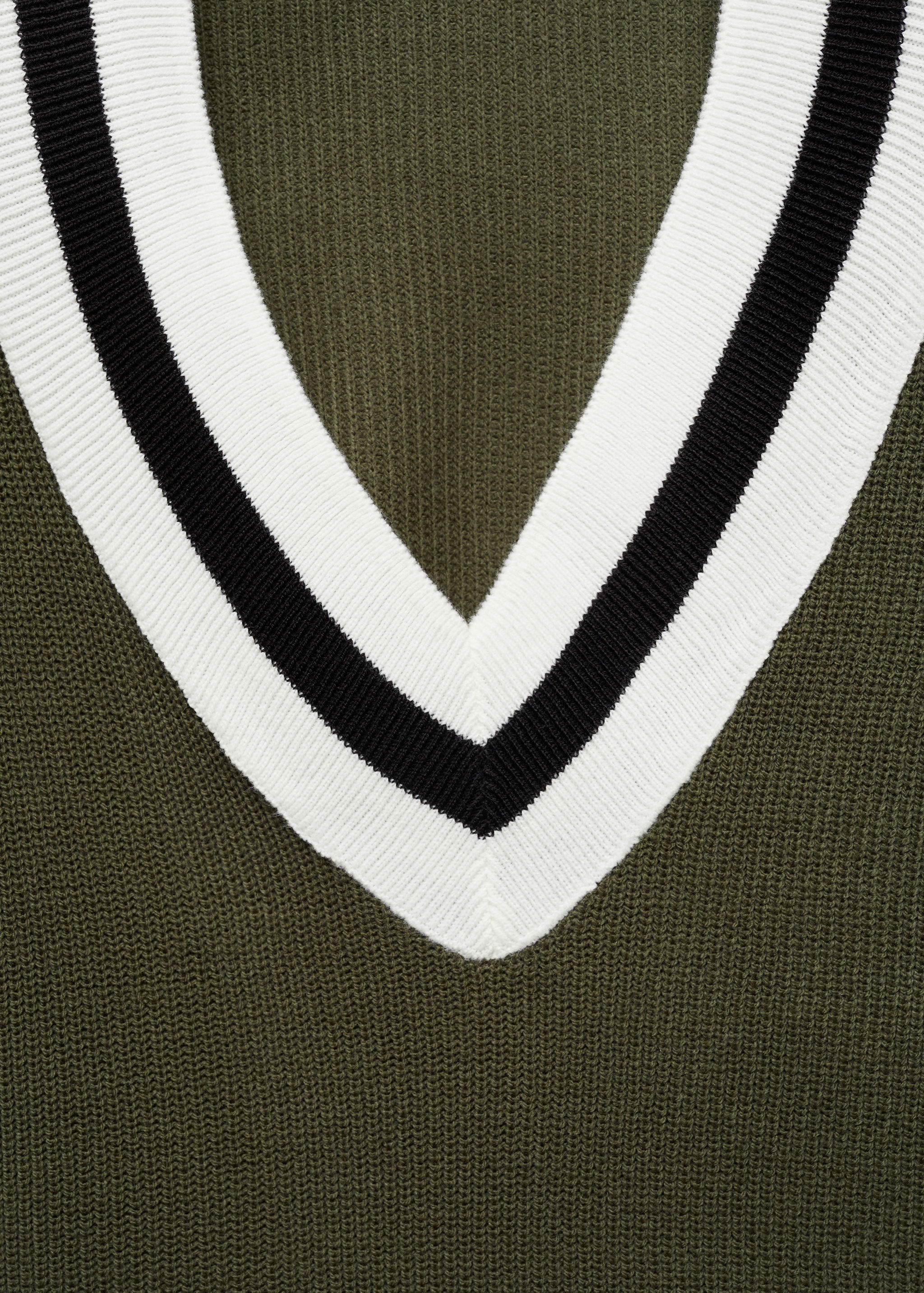 Contrast V-neck gilet - Details of the article 8