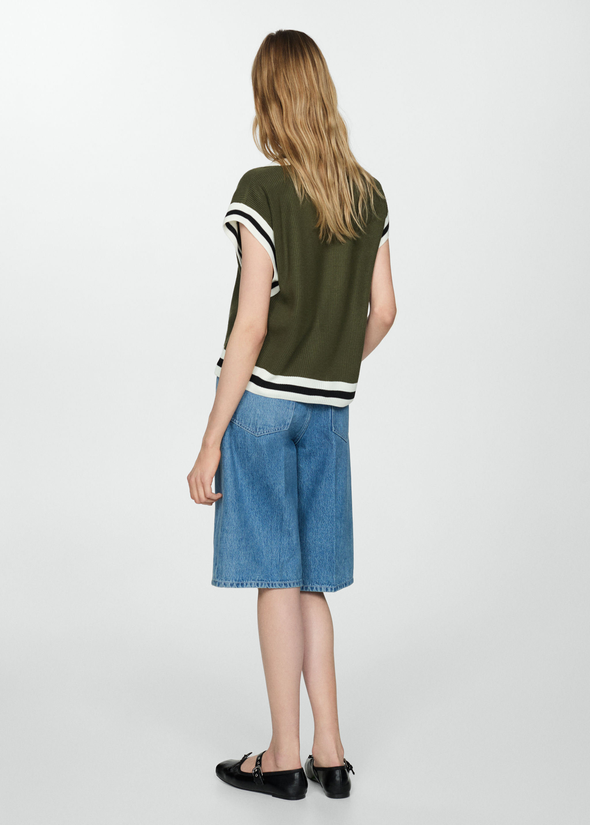 Contrast V-neck gilet - Reverse of the article