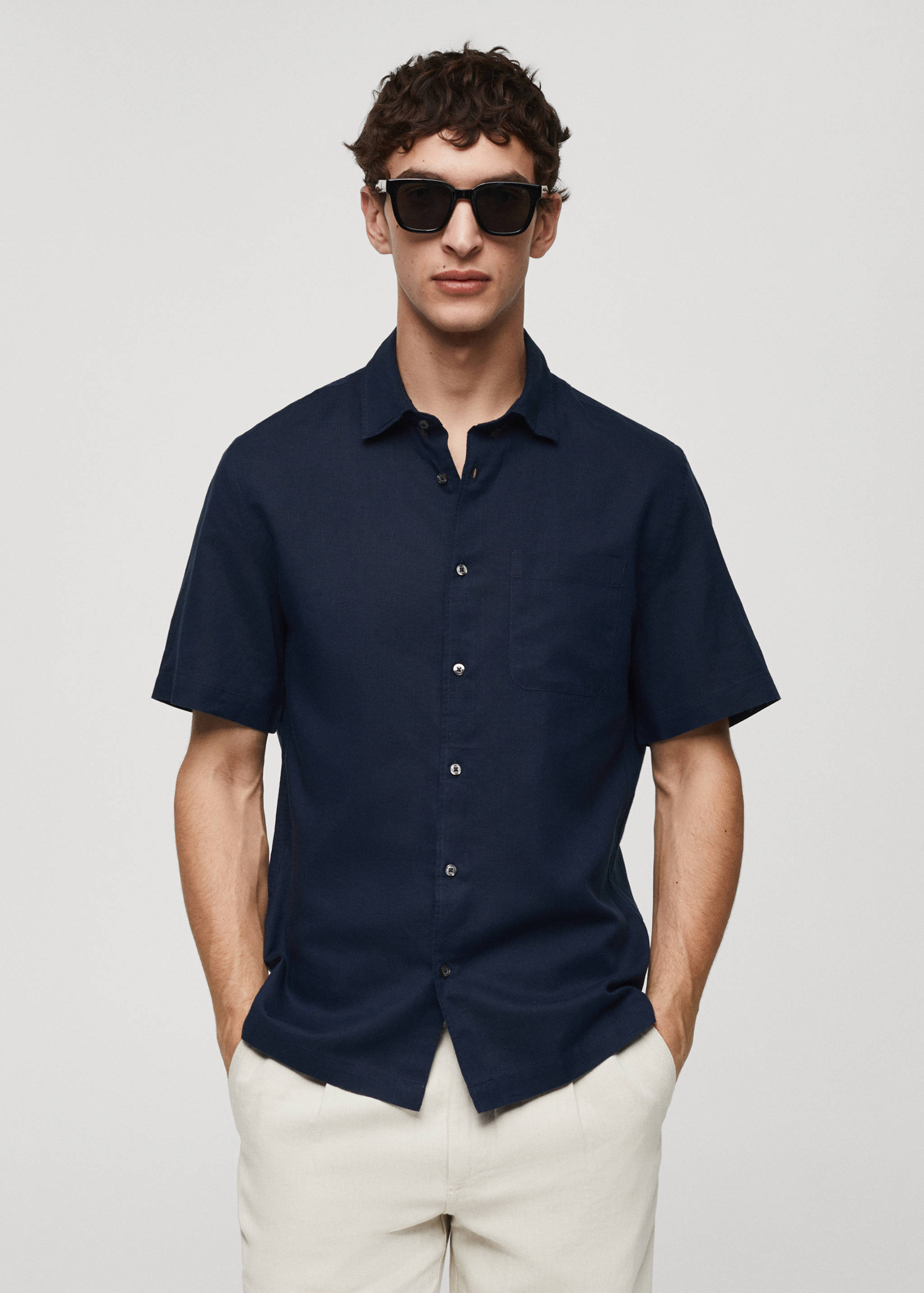 Camisa regular fit de linho com bolso - Plano médio
