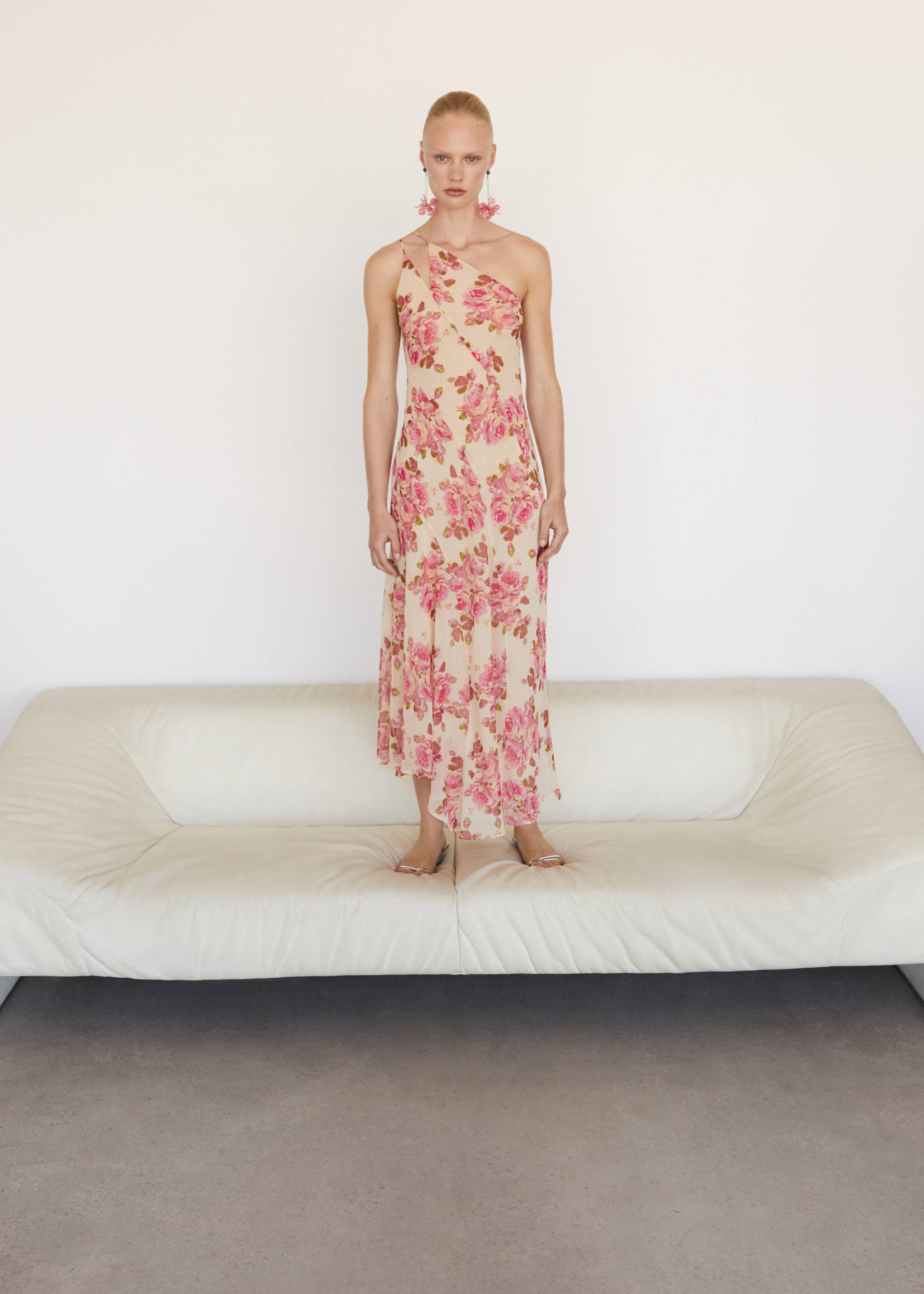 Asymmetrisches Kleid mit Blumenmuster - Detail des Artikels 9