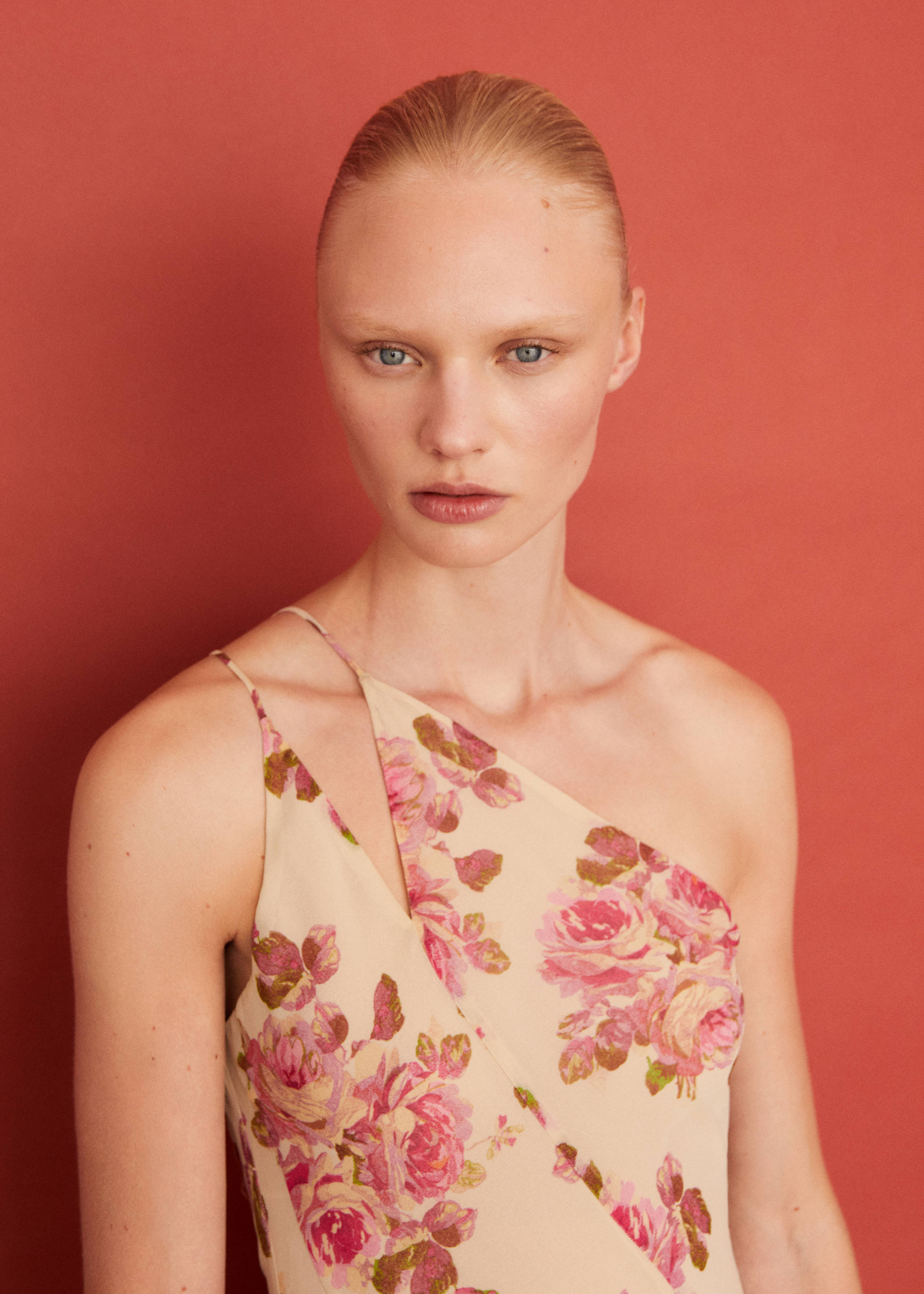 Asymmetrisches Kleid mit Blumenmuster - Detail des Artikels 5