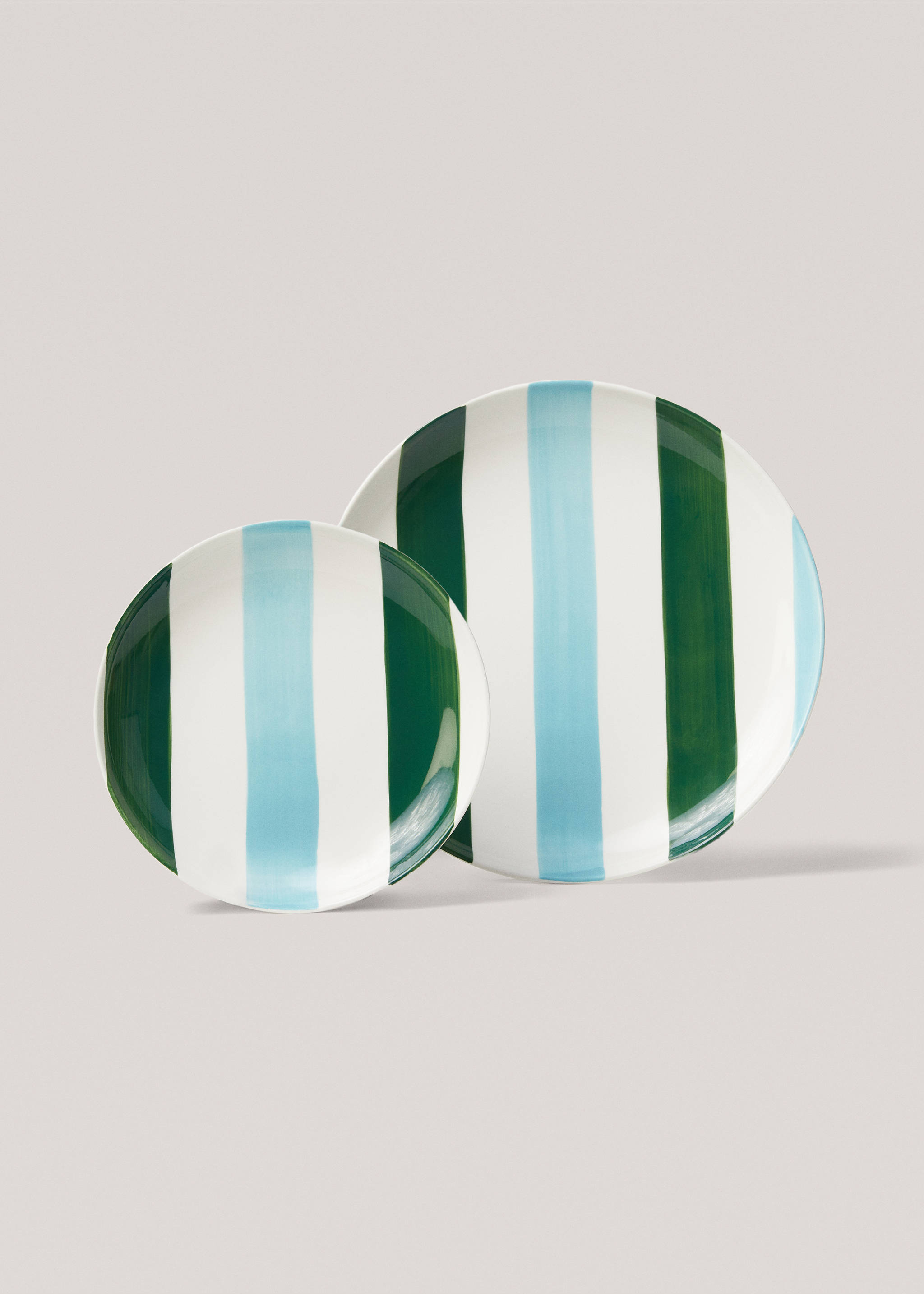 Two-tone stoneware flat plate - Details of the article 3, Green. Ref: 67088640-00.