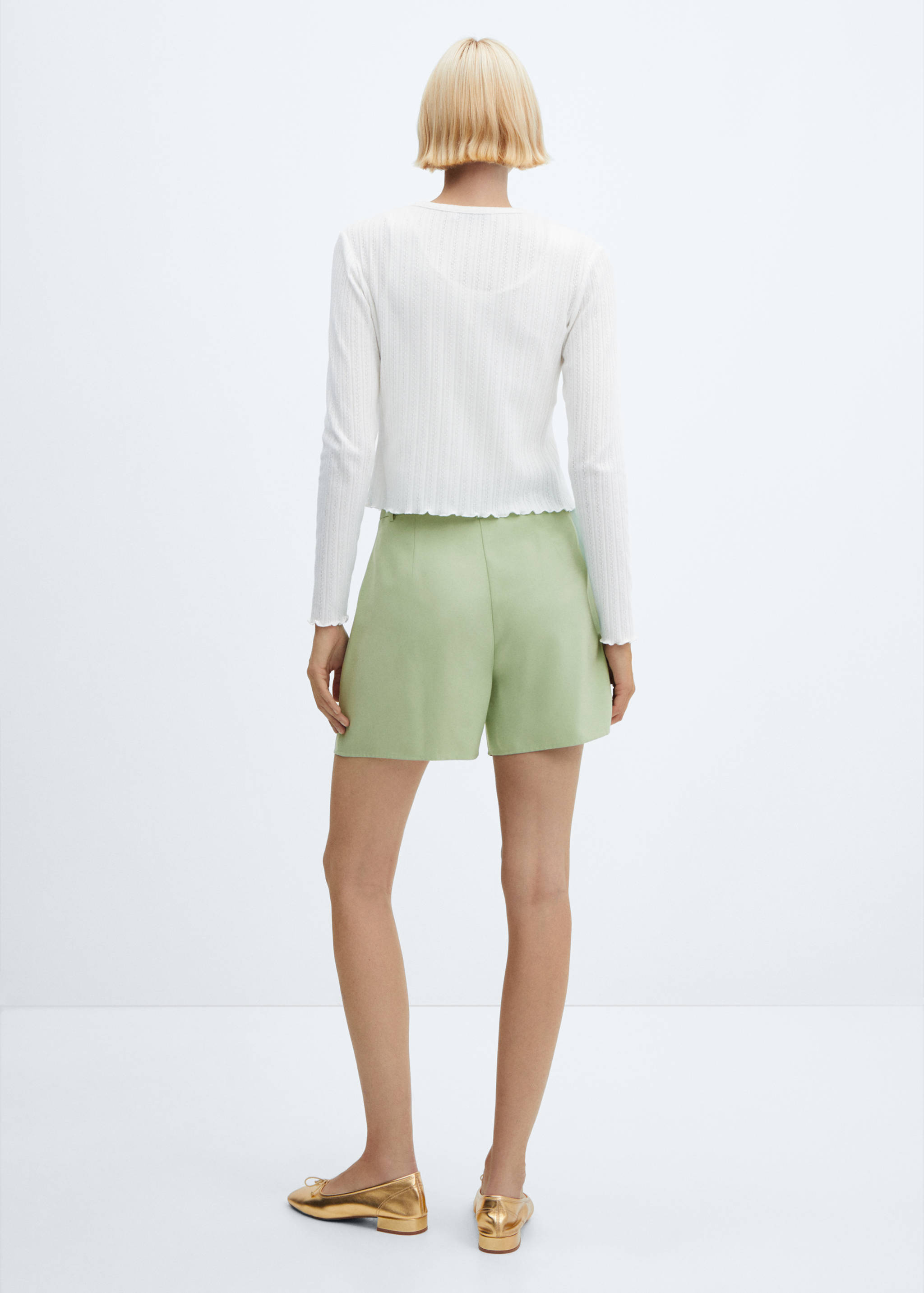 Pleated high-waist shorts - Reverse of the article