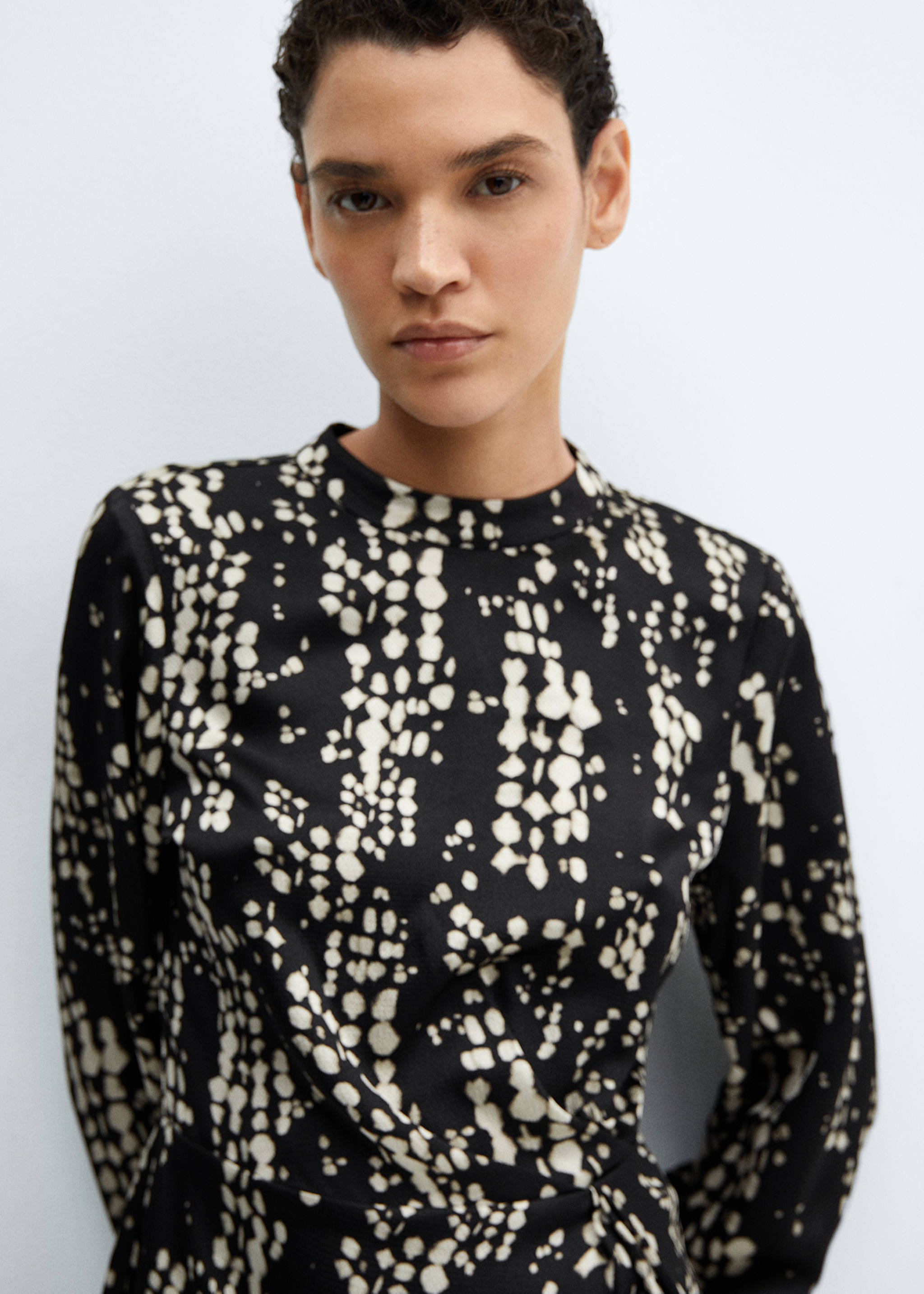 Bedrucktes Kleid mit Falten - Detail des Artikels 1