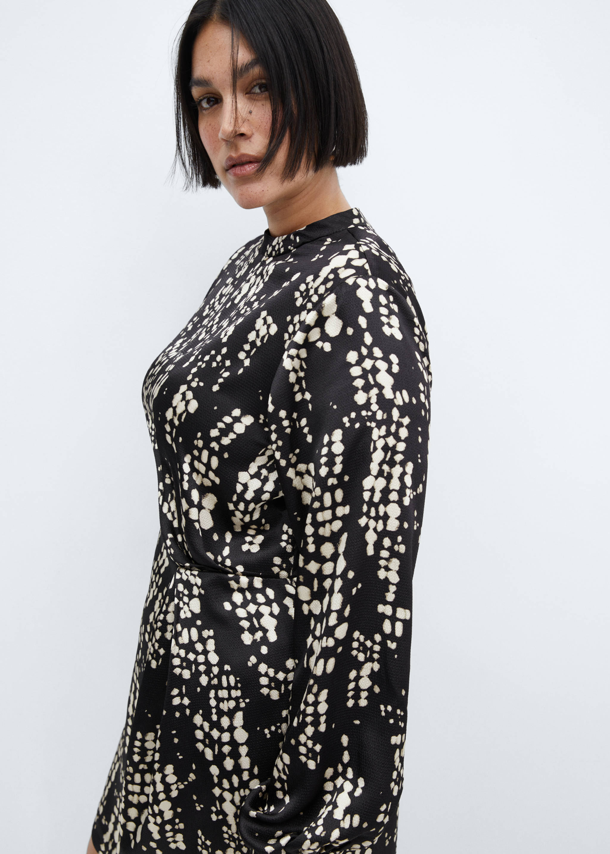 Bedrucktes Kleid mit Falten - Detail des Artikels 4