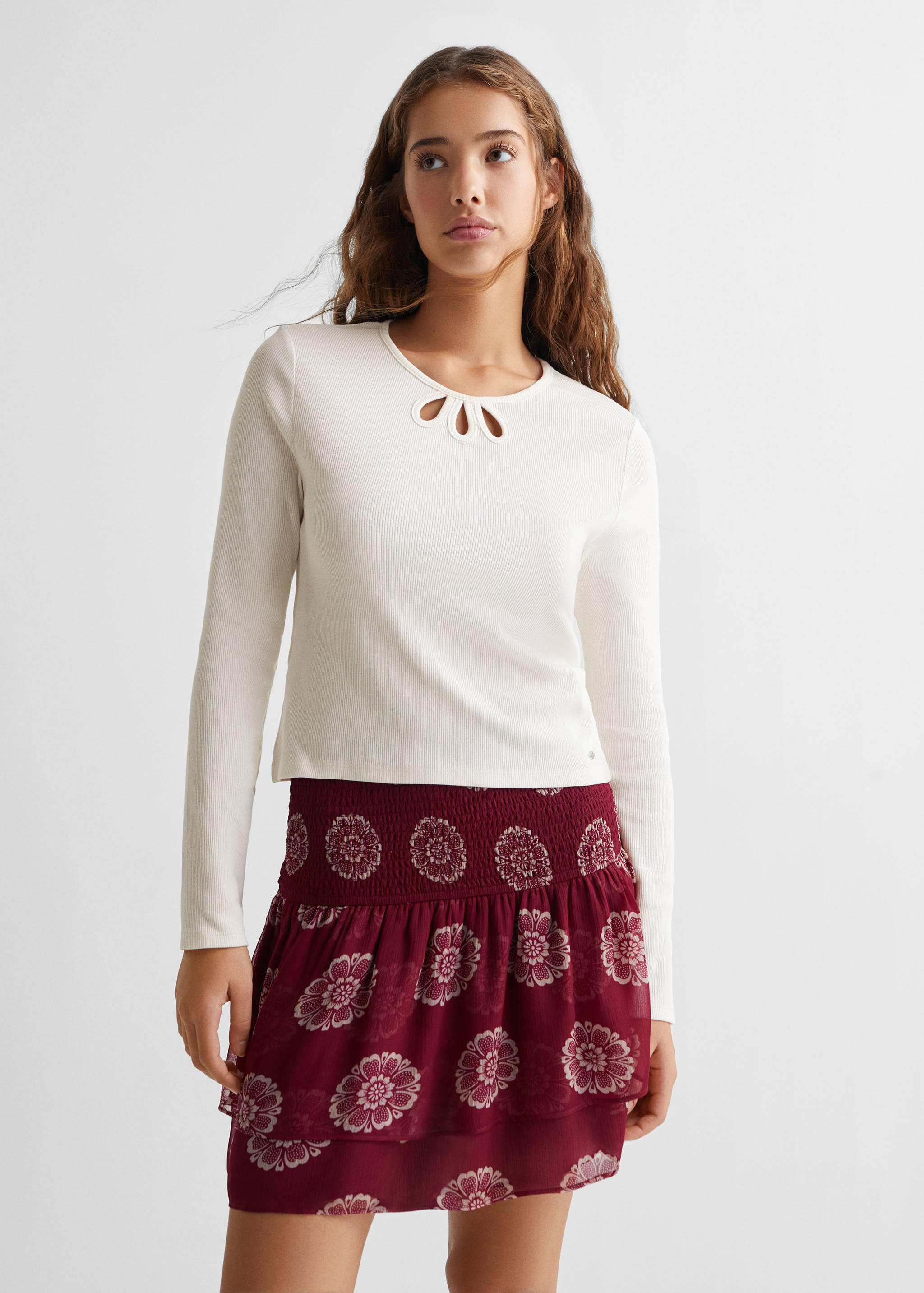 Langärmliges T-Shirt mit Cut-Outs - Mittlere Ansicht