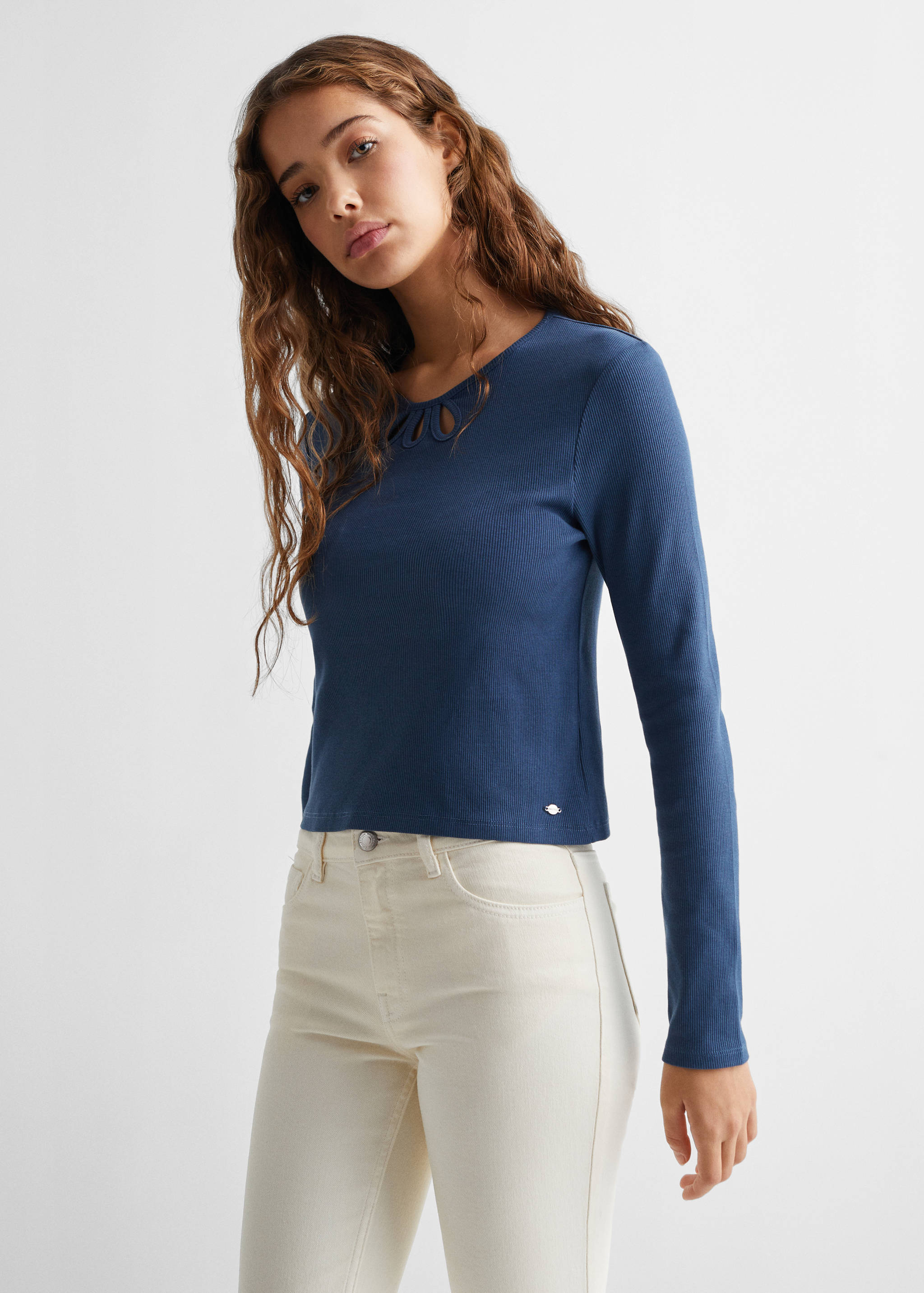 Langärmliges T-Shirt mit Cut-Outs - Mittlere Ansicht