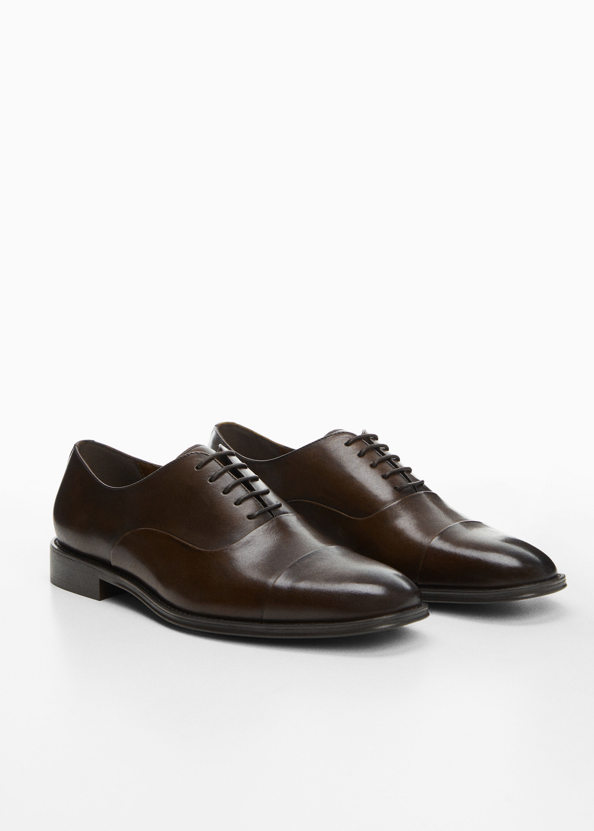 Chaussures costume simili-cuir forme allongée - Plan moyen