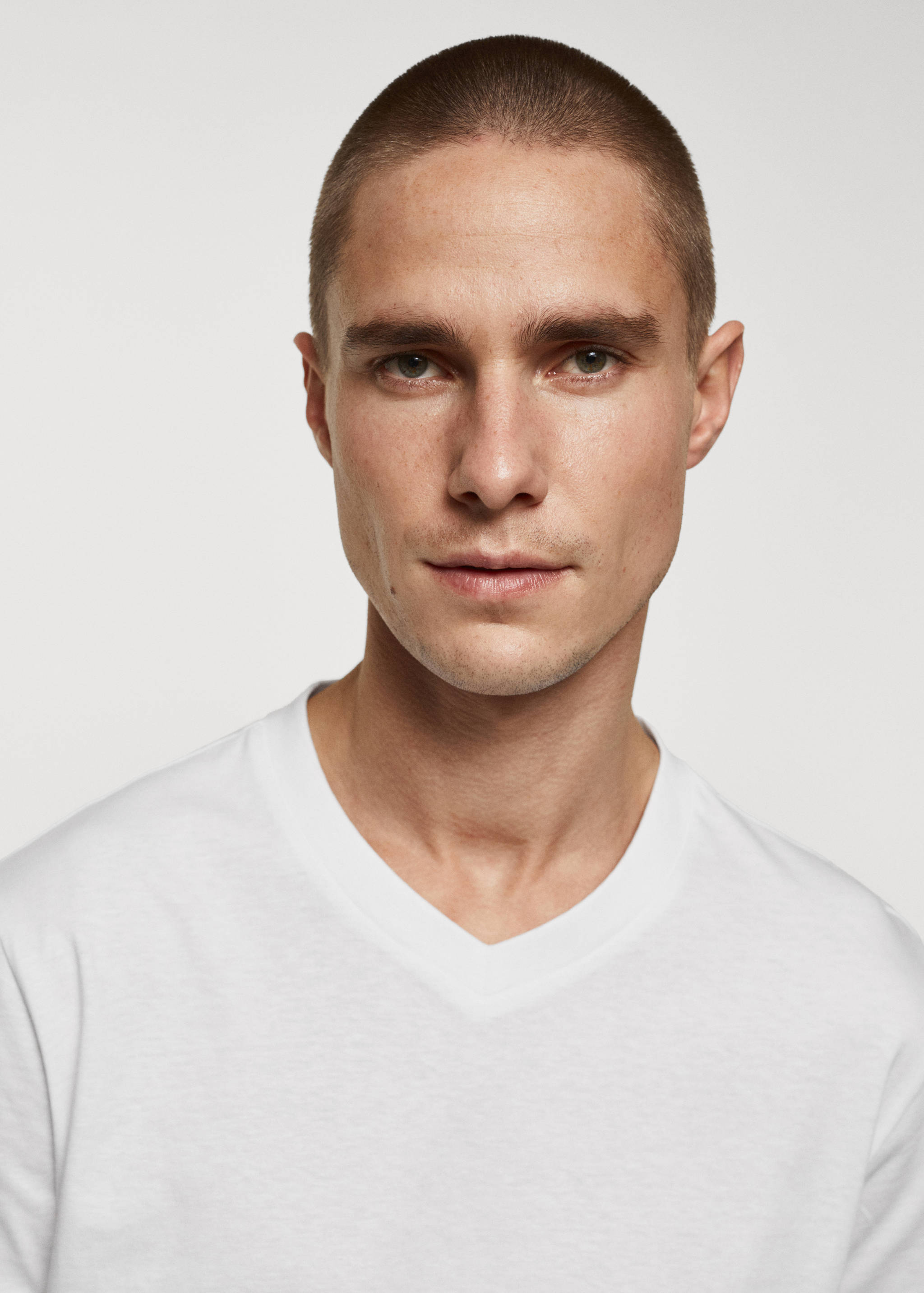 Camiseta básica algodón cuello pico - Detalle del artículo 1