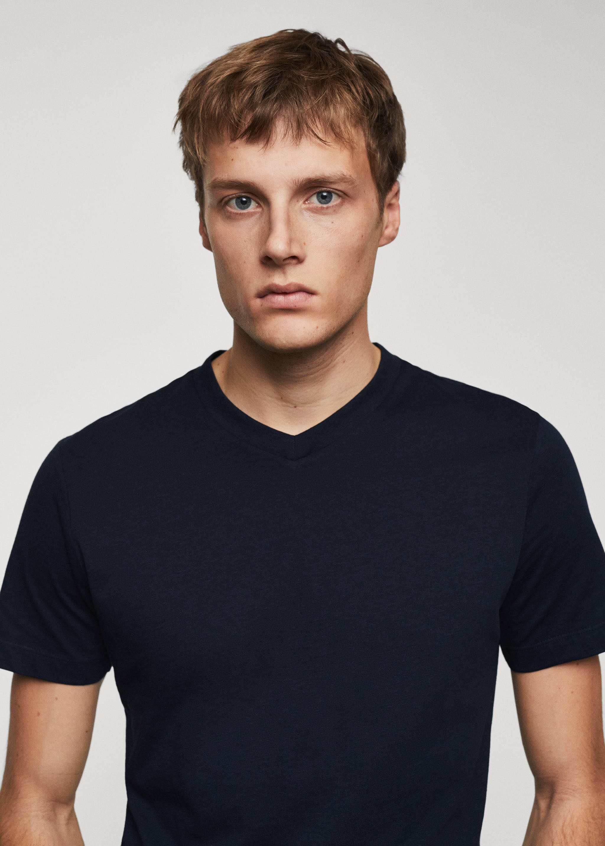 Camiseta básica algodón cuello pico - Detalle del artículo 1