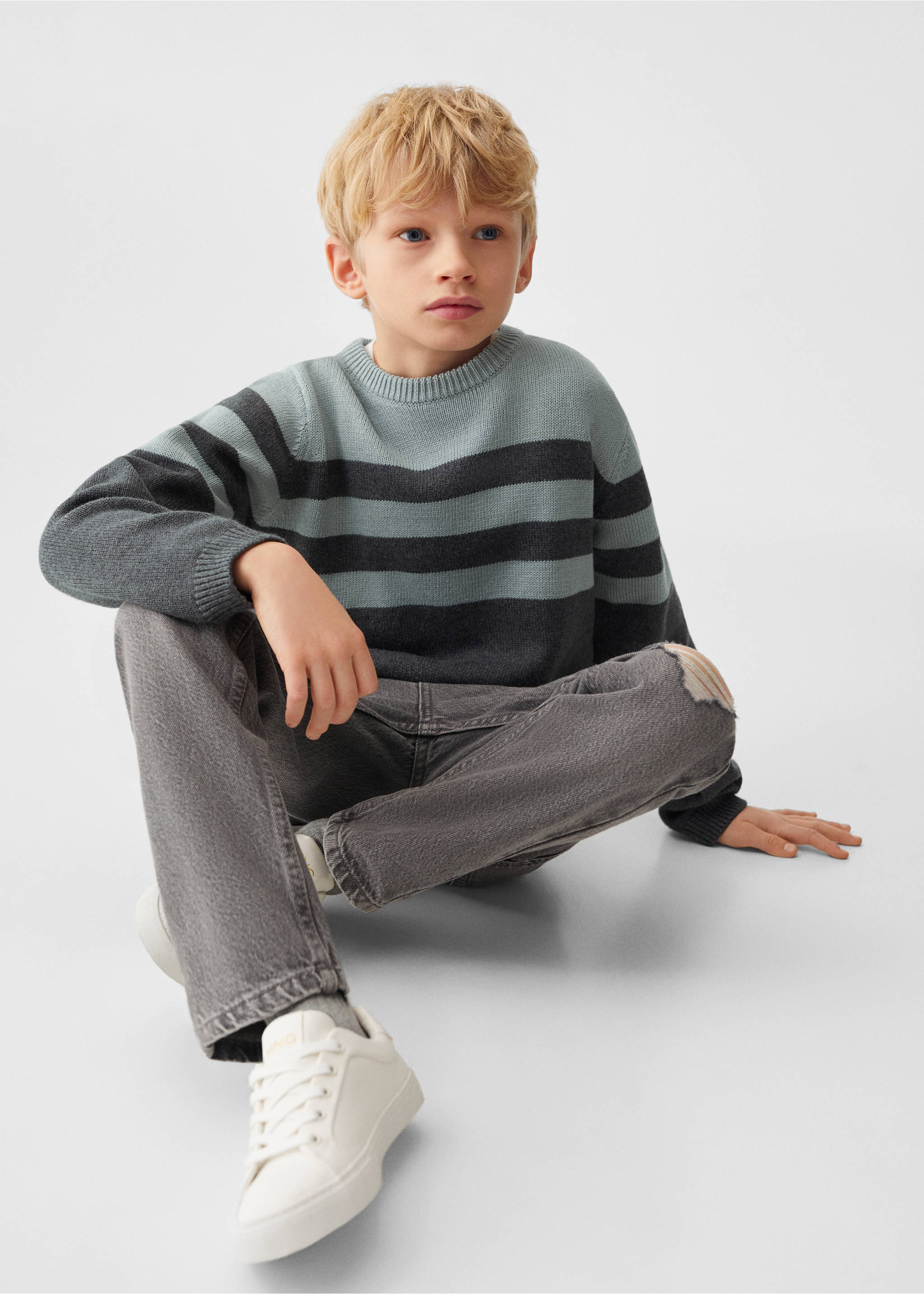 Dad decorative ripped jeans - Details of the article 2, Denim Grey. Ref: 67090669-00.