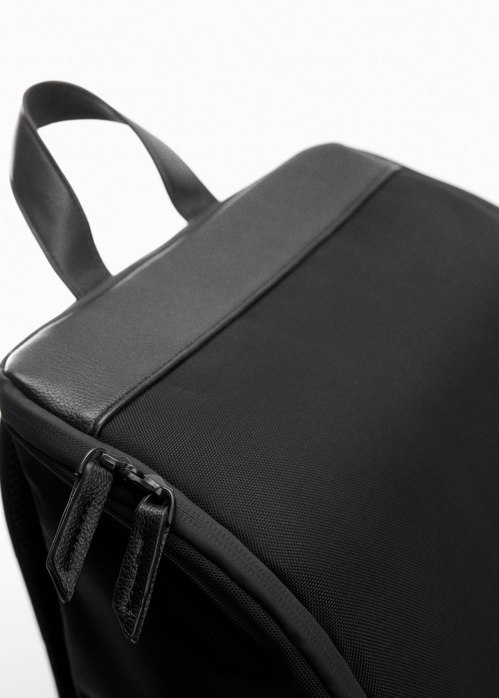 Rucksack mit Details in Leder-Optik - Detail des Artikels 3