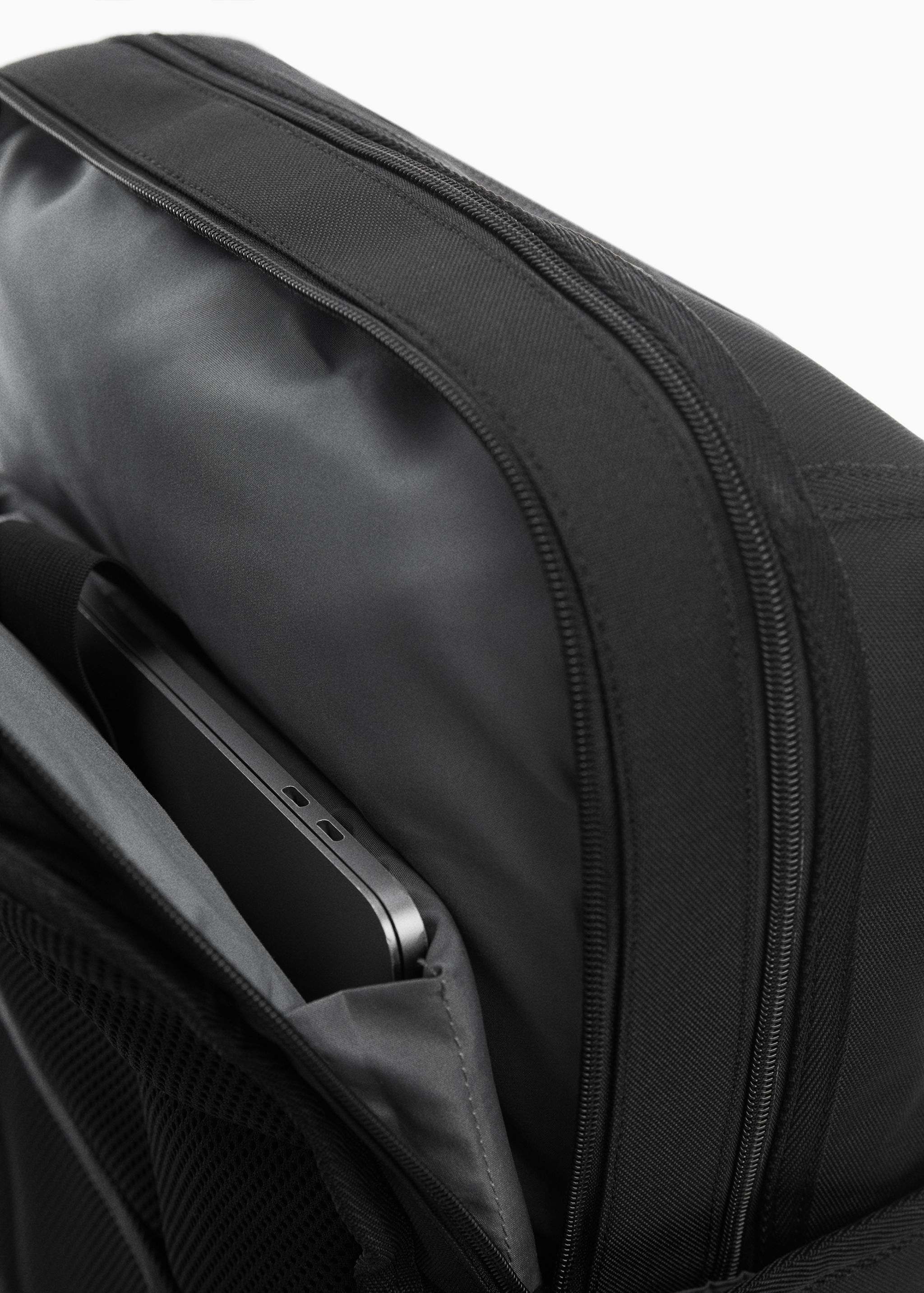 Rucksack mit Details in Leder-Optik - Detail des Artikels 2