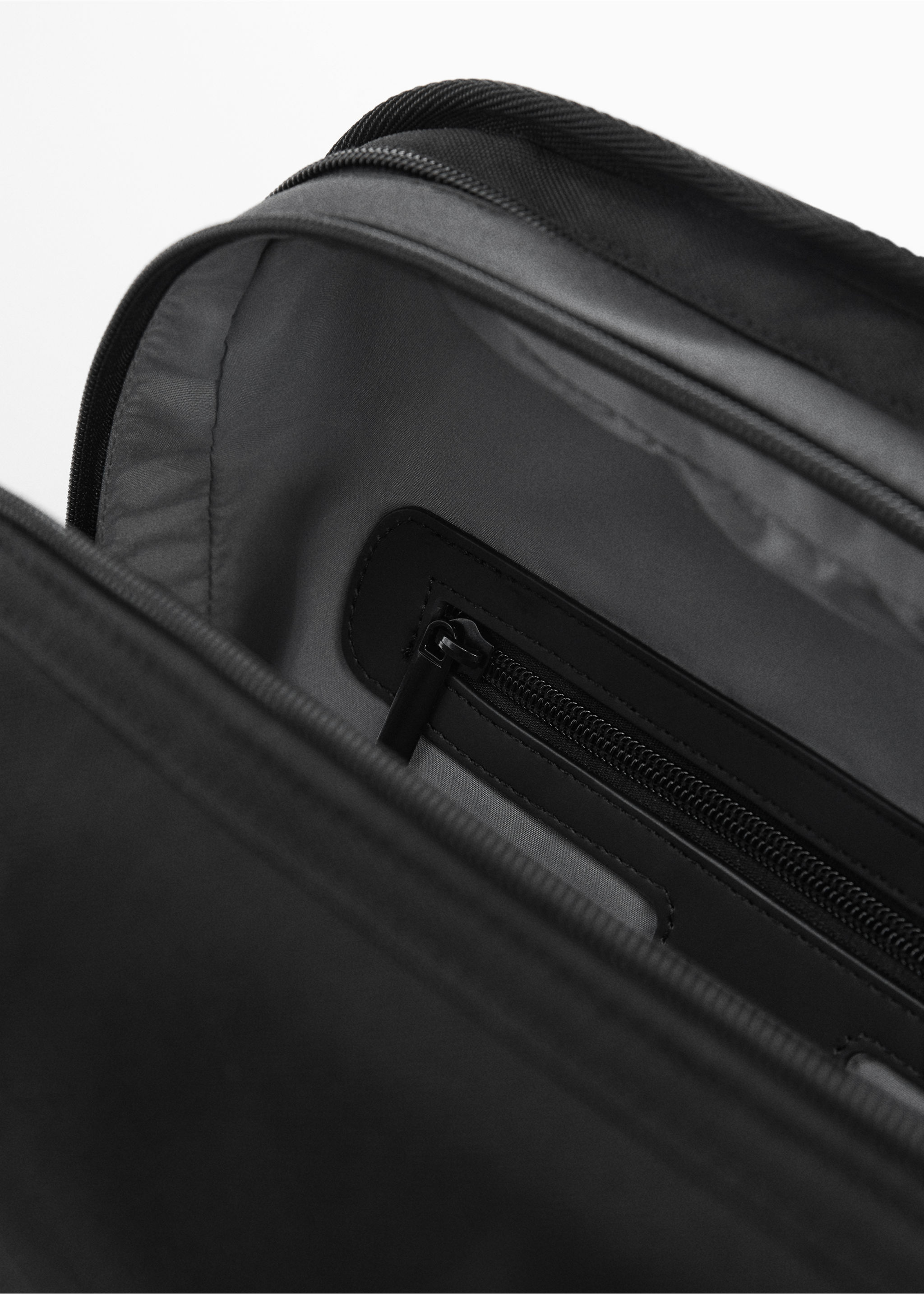 Rucksack mit Details in Leder-Optik - Detail des Artikels 3